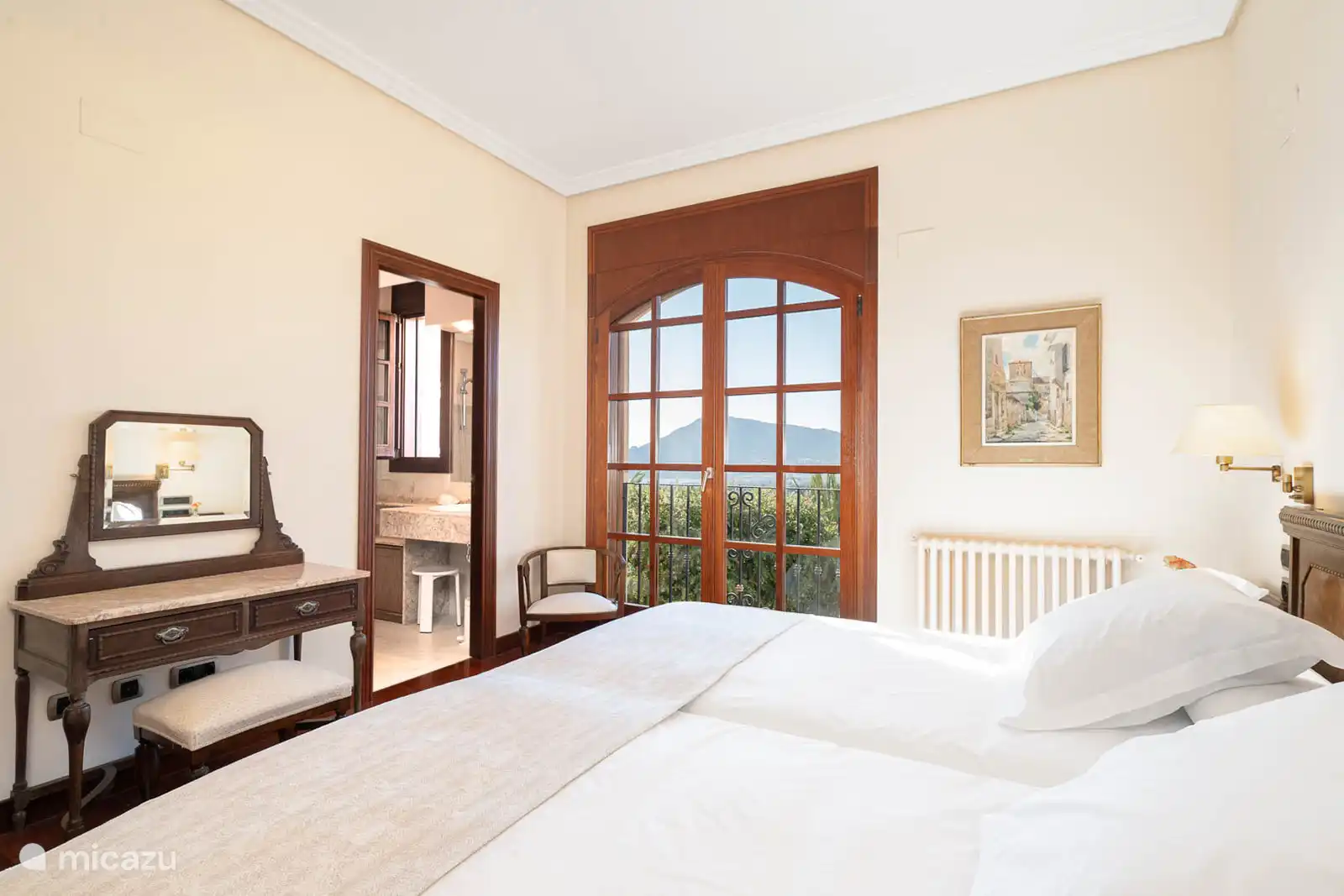 Chambre avec 2 lits simples, climatisation, dressing, bureau. Salle de bains en suite avec baignoire/douche, vasque, sèche-cheveux, serviettes, produits. Vue sur le parc.