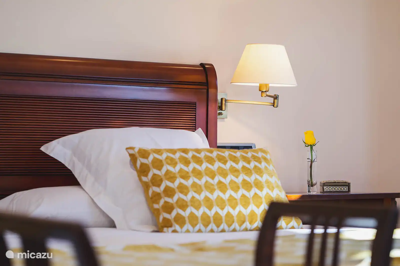 Chambre Master, climatisation, TV, dressing. Salle de bains en suite avec douche et baignoire, double vasque, sèche-cheveux, serviettes, produits. Accès terrasse avec la vue.