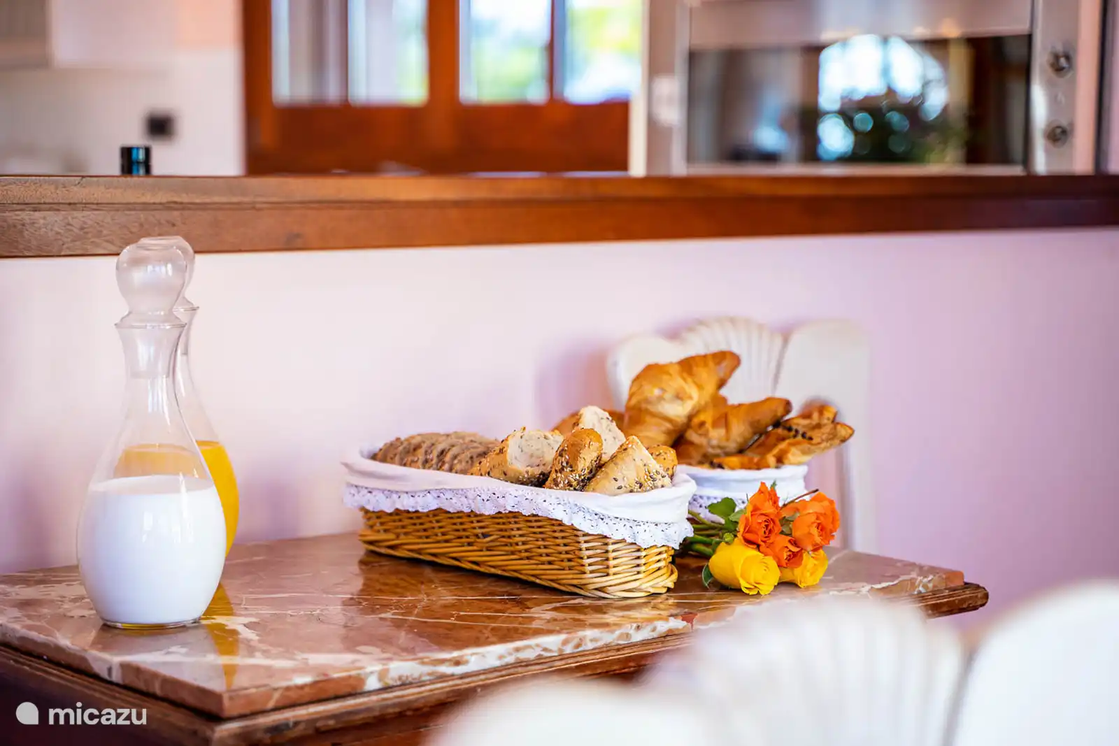 Cuisine équipée et climatisée. 2 combinés frigo congélateur, four, micro-ondes, cafetière filtre et machine à café expresso, lave-vaisselle, grille-pain. 