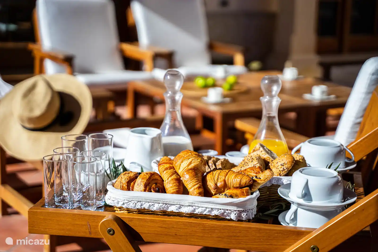 Cuisine équipée et climatisée. 2 combinés frigo congélateur, four, micro-ondes, cafetière filtre et machine à café expresso, lave-vaisselle, grille-pain. 