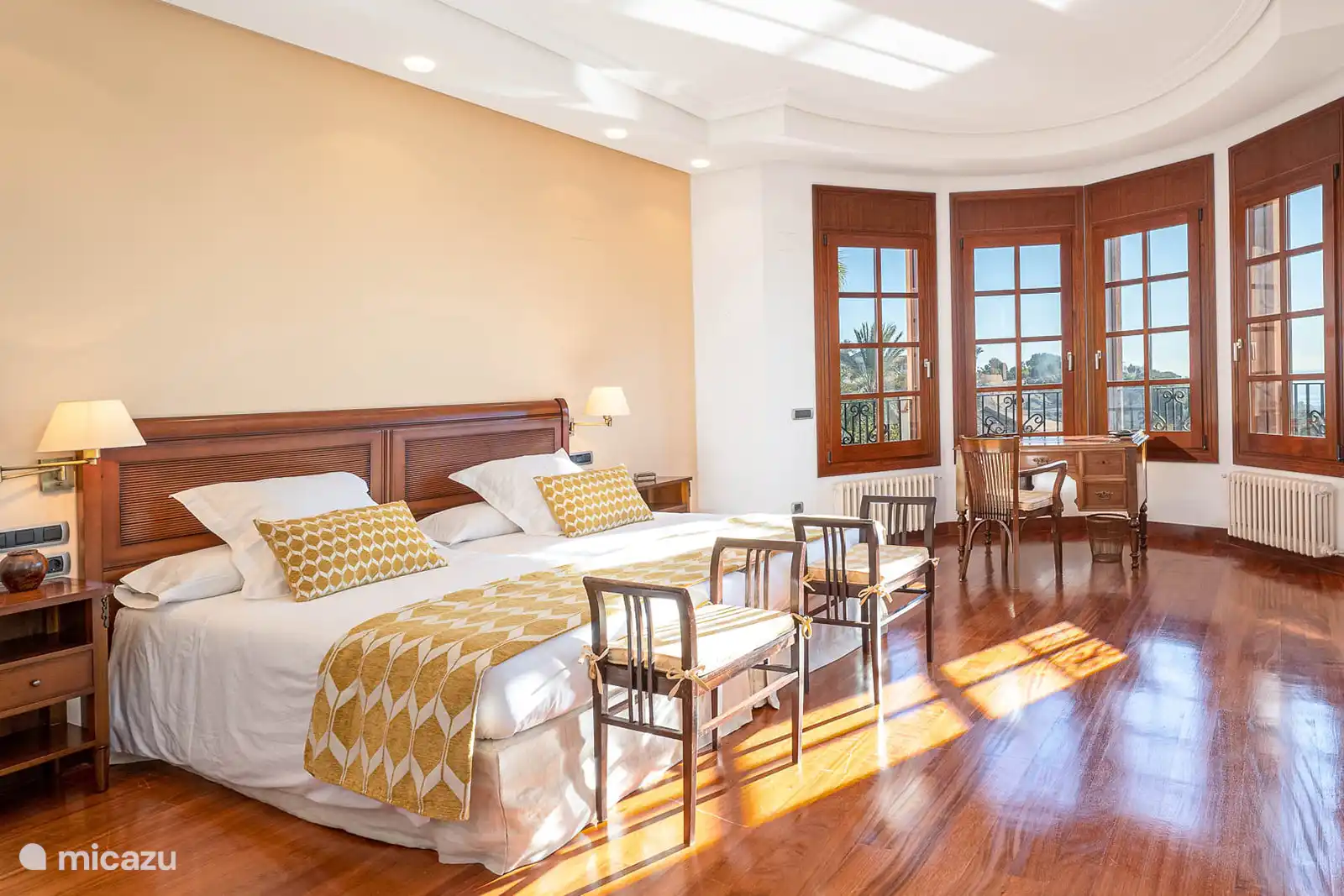 Chambre Master, climatisation, TV, dressing. Salle de bains en suite avec douche et baignoire, double vasque, sèche-cheveux, serviettes, produits. Accès terrasse avec la vue.