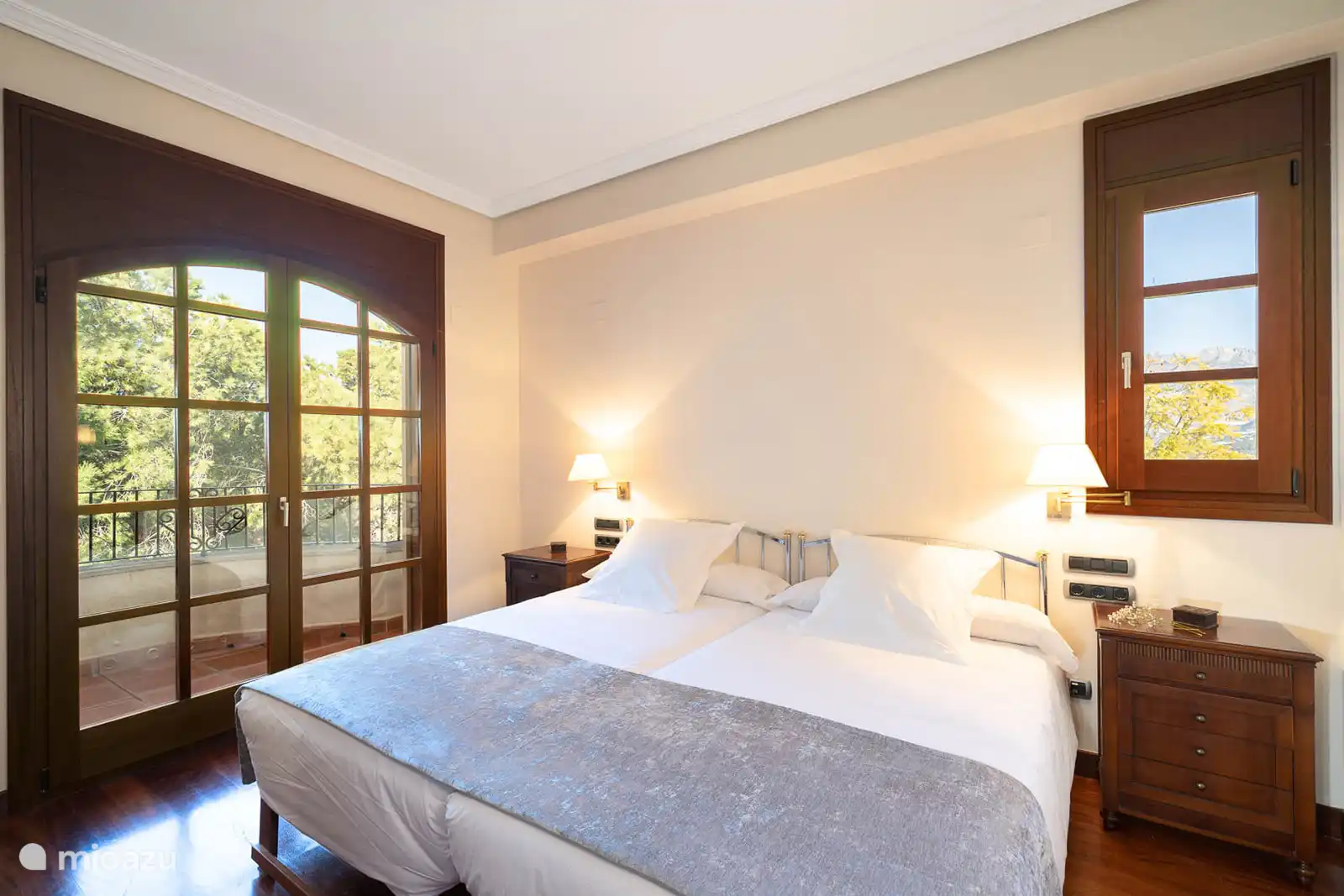 Chambre avec 2 lits simples, climatisation, armoire. Salle de bains en suite avec douche, vasque, sèche-cheveux, serviettes, produits. Vue sur le parc.