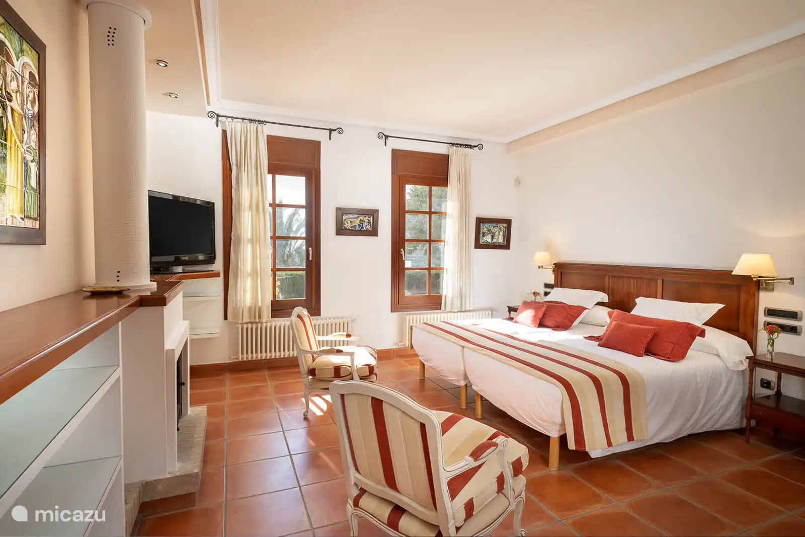 Chambre avec 2 lits simples, climatisation, TV, dressing. Salle de bains en suite avec douche et baignoire, double vasque, sèche-cheveux, serviettes, produits. Accès au parc.