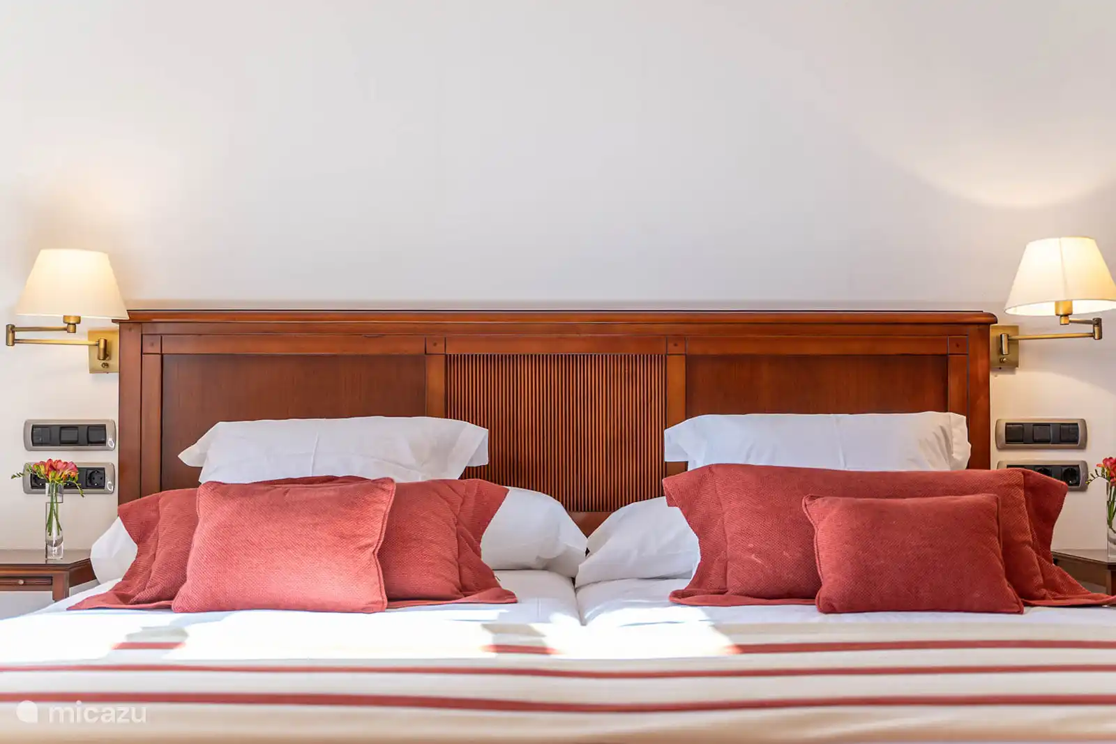 Chambre avec 2 lits simples, climatisation, TV, dressing. Salle de bains en suite avec douche et baignoire, double vasque, sèche-cheveux, serviettes, produits. Accès au parc.