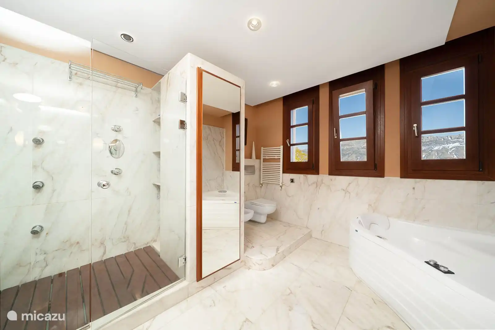 Chambre Master, climatisation, TV, dressing. Salle de bains en suite avec douche et baignoire, double vasque, sèche-cheveux, serviettes, produits. Accès terrasse avec la vue.