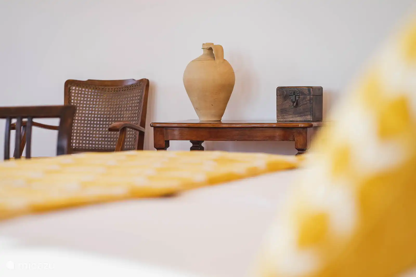 Chambre Master, climatisation, TV, dressing. Salle de bains en suite avec douche et baignoire, double vasque, sèche-cheveux, serviettes, produits. Accès terrasse avec la vue.