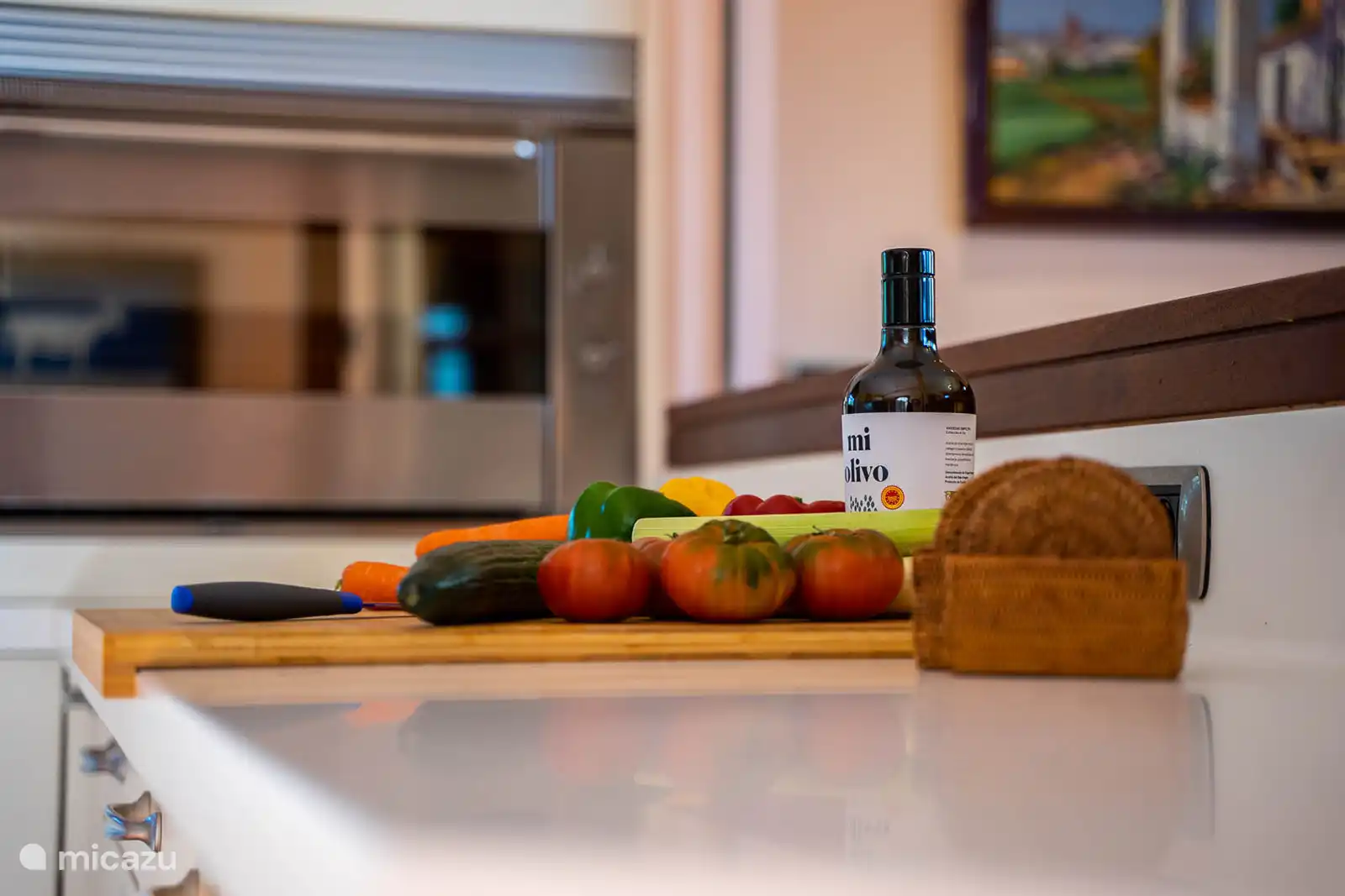 Cuisine équipée et climatisée. 2 combinés frigo congélateur, four, micro-ondes, cafetière filtre et machine à café expresso, lave-vaisselle, grille-pain. 