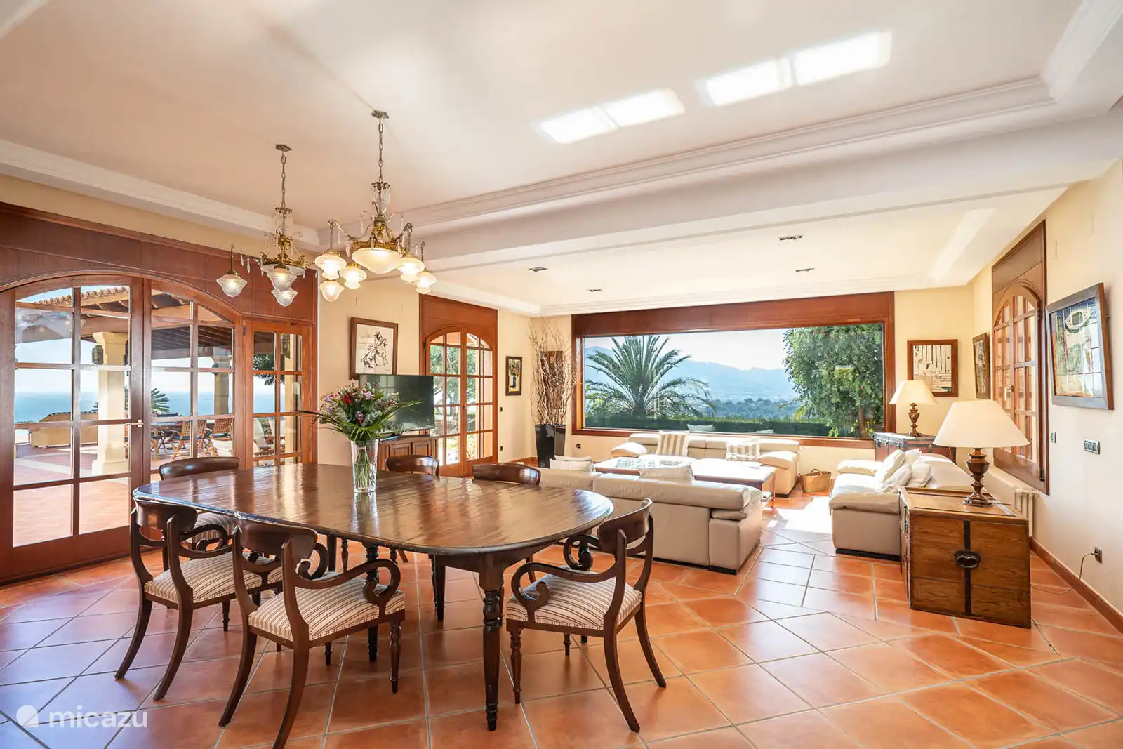 Grand séjour/salle à manger climatisé, la pièce s'ouvre sur la terrasse et la vue. 