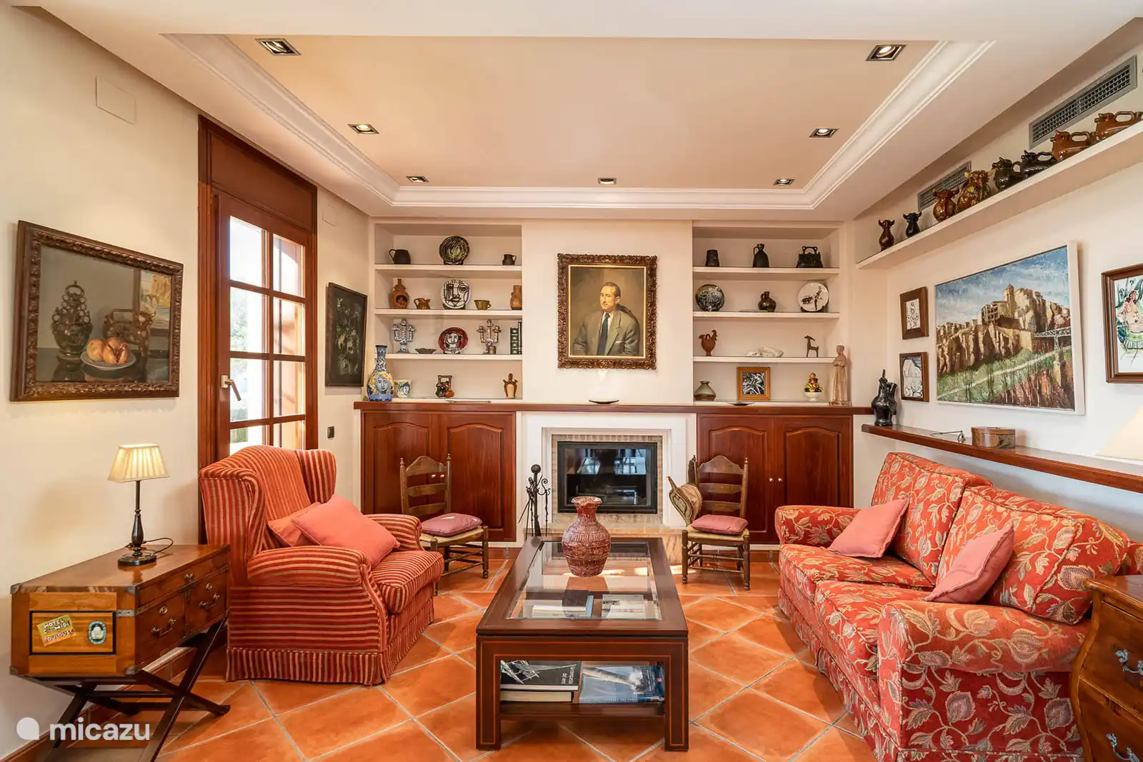 Grand séjour/salle à manger climatisé, la pièce s'ouvre sur la terrasse et la vue. 