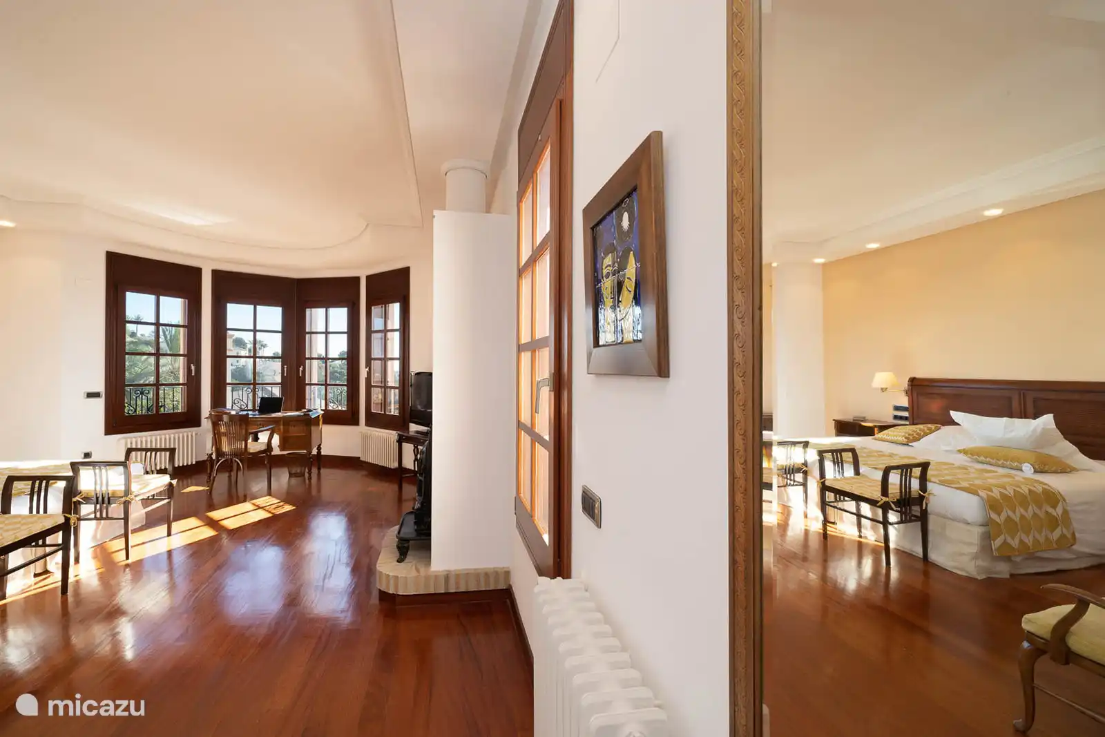 Chambre Master, climatisation, TV, dressing. Salle de bains en suite avec douche et baignoire, double vasque, sèche-cheveux, serviettes, produits. Accès terrasse avec la vue.