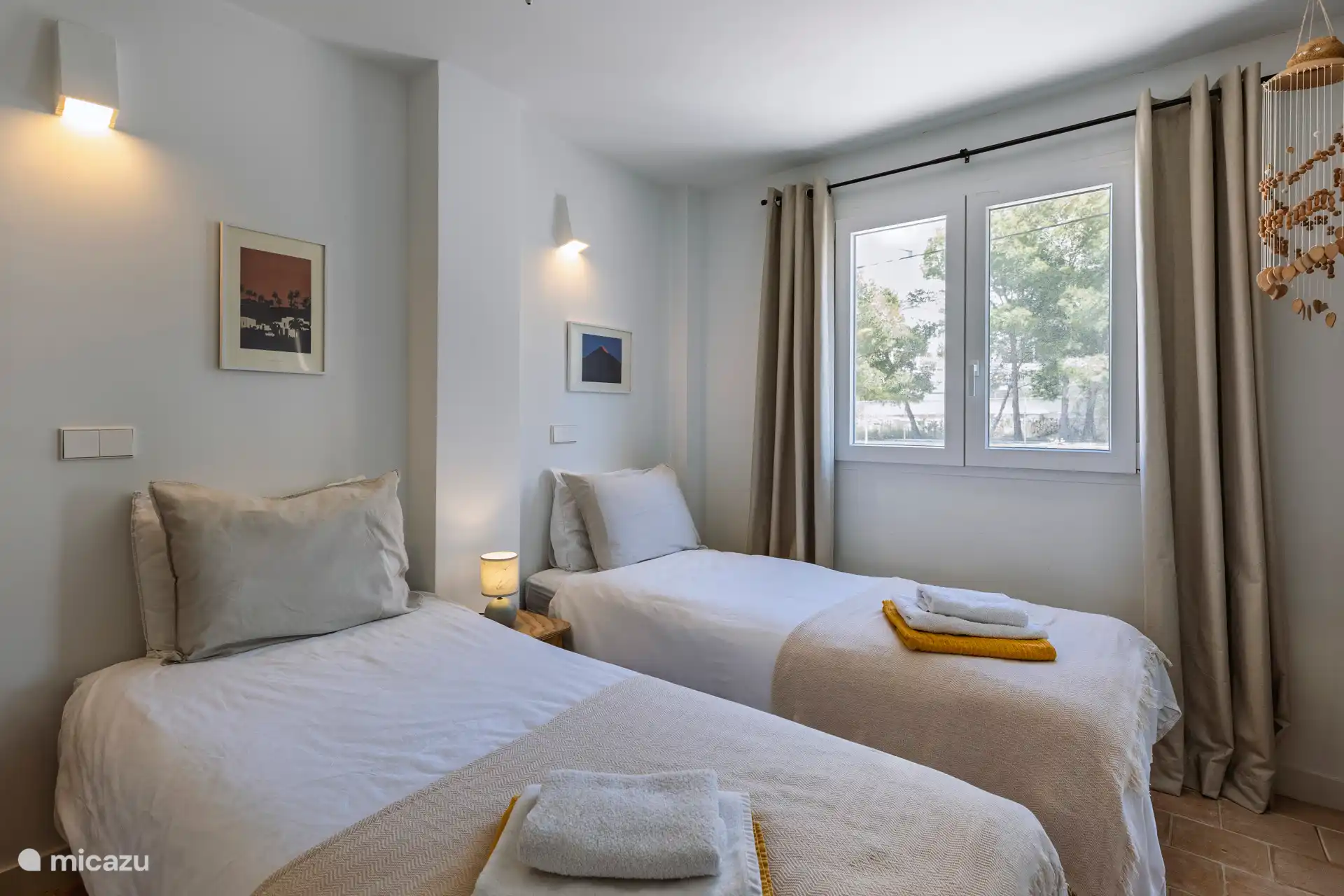 Bedroom with 2 single beds