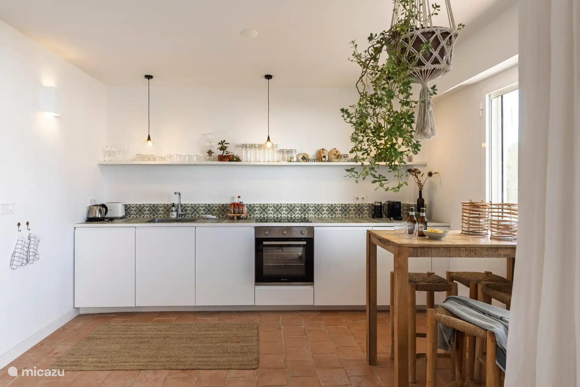 Kitchen with bar