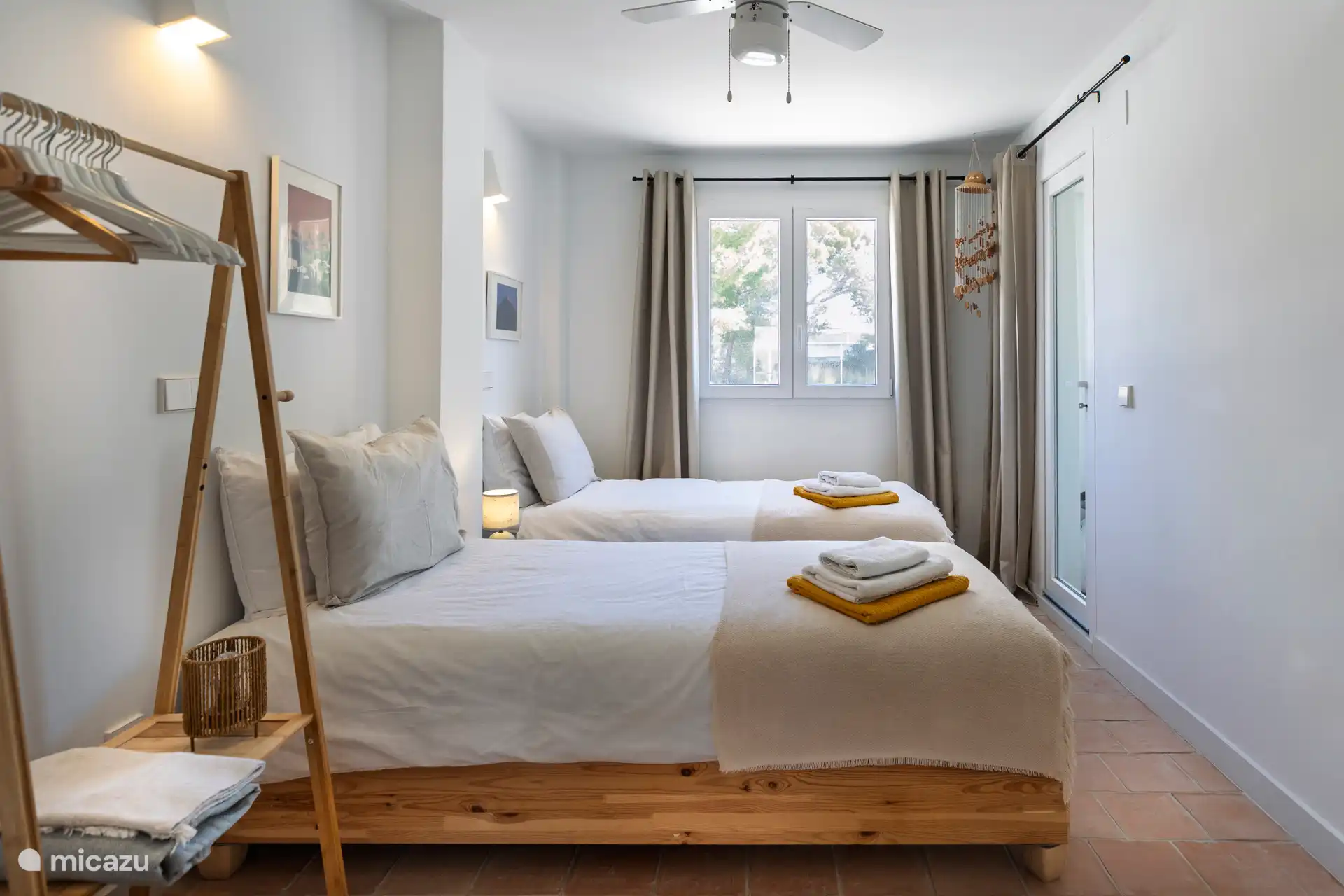 Bedroom with 2 single beds