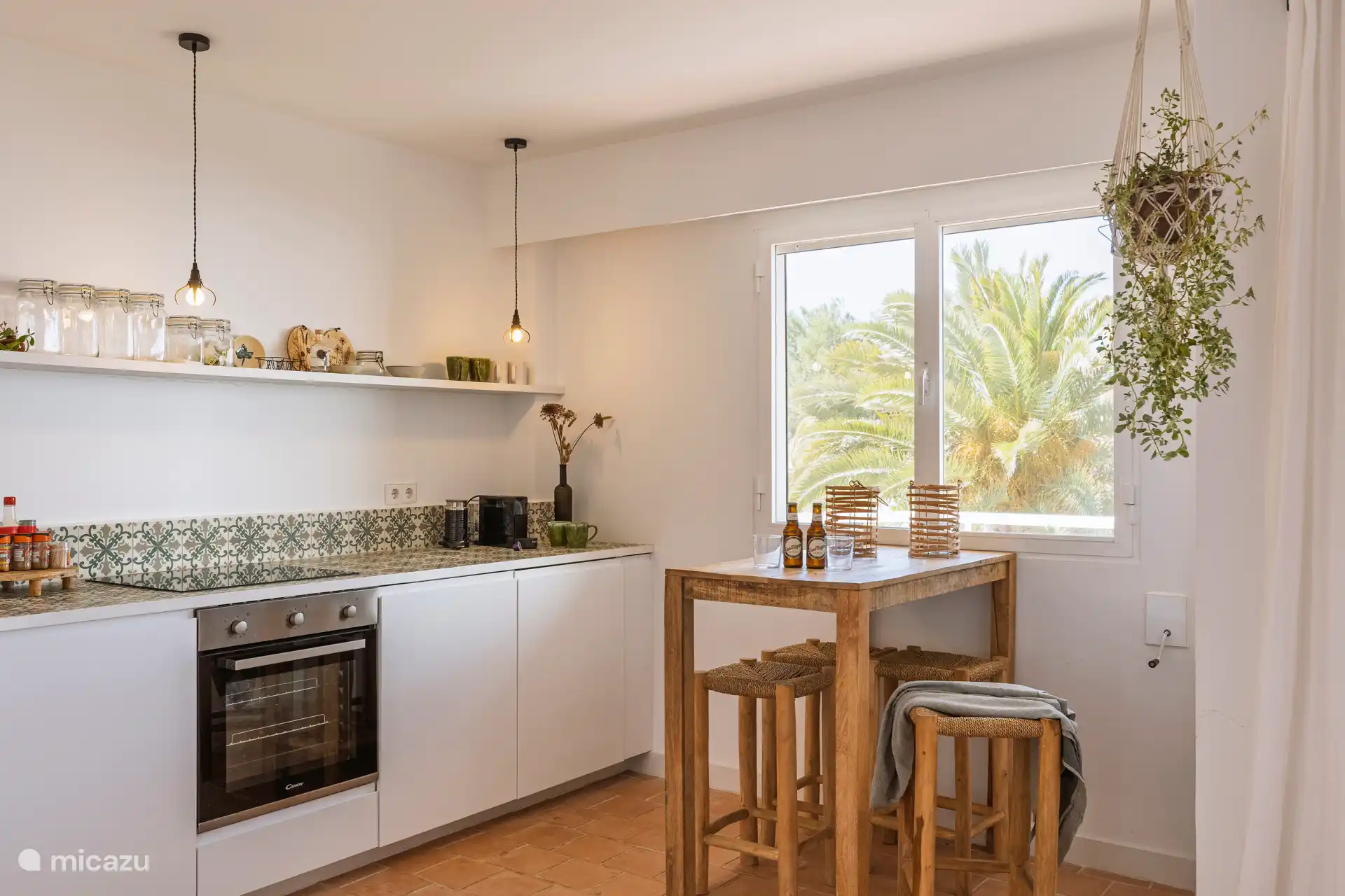 Kitchen with bar