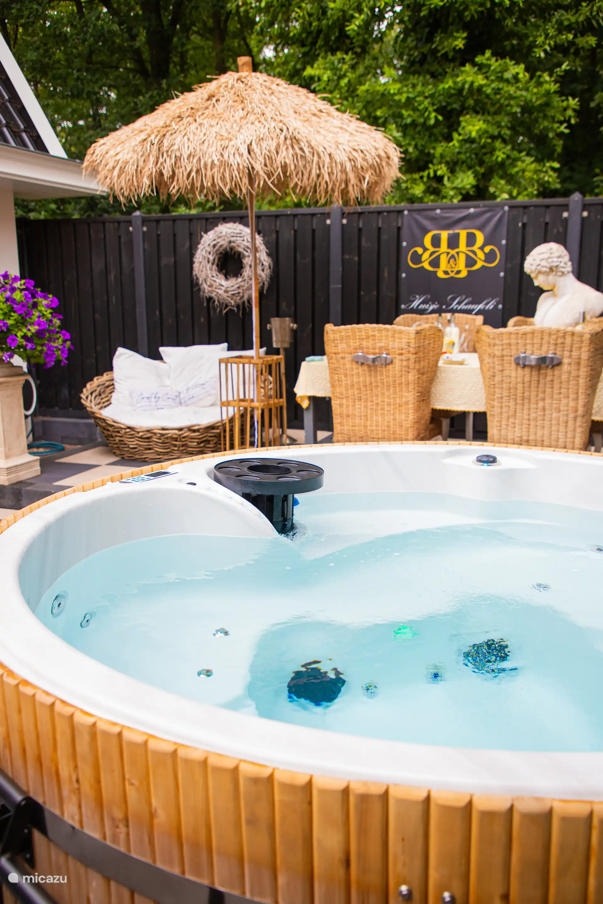 Onze Jacuzzi is geheel prive. Hier zijn geen bijkomende kosten voor