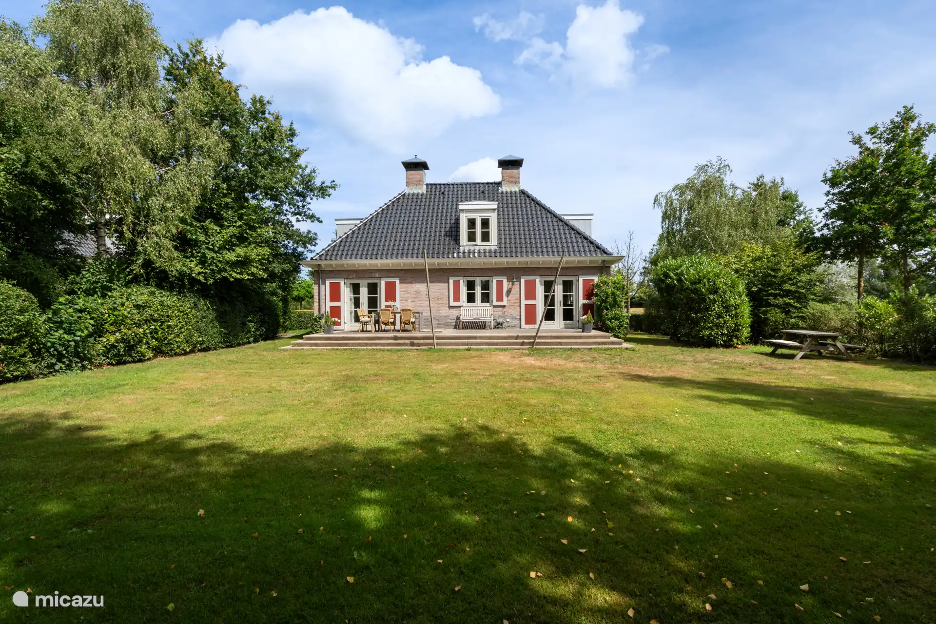 Jardín y césped atrás