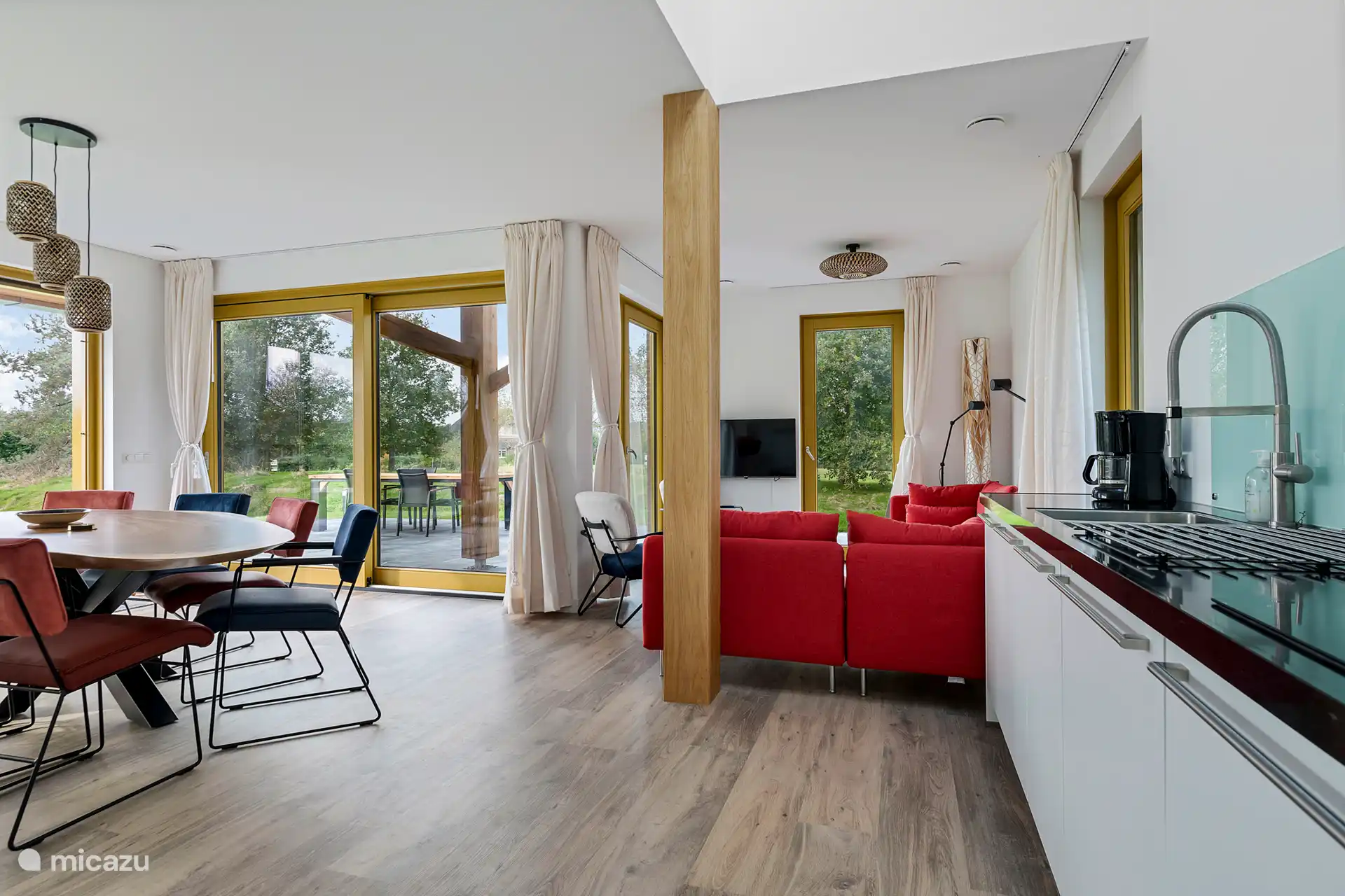 Salón y cocina abierta