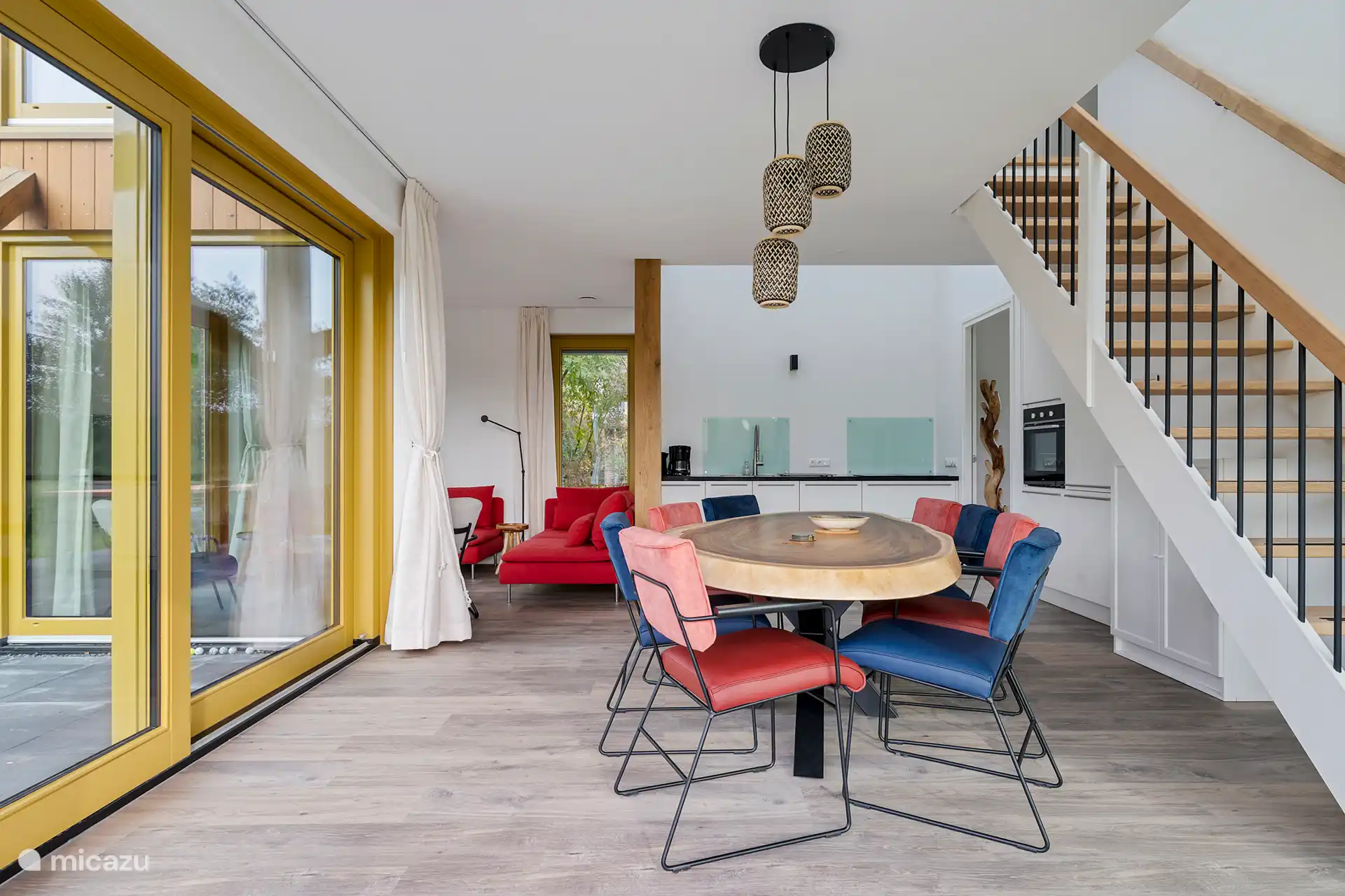 Mesa de comedor y cocina abierta