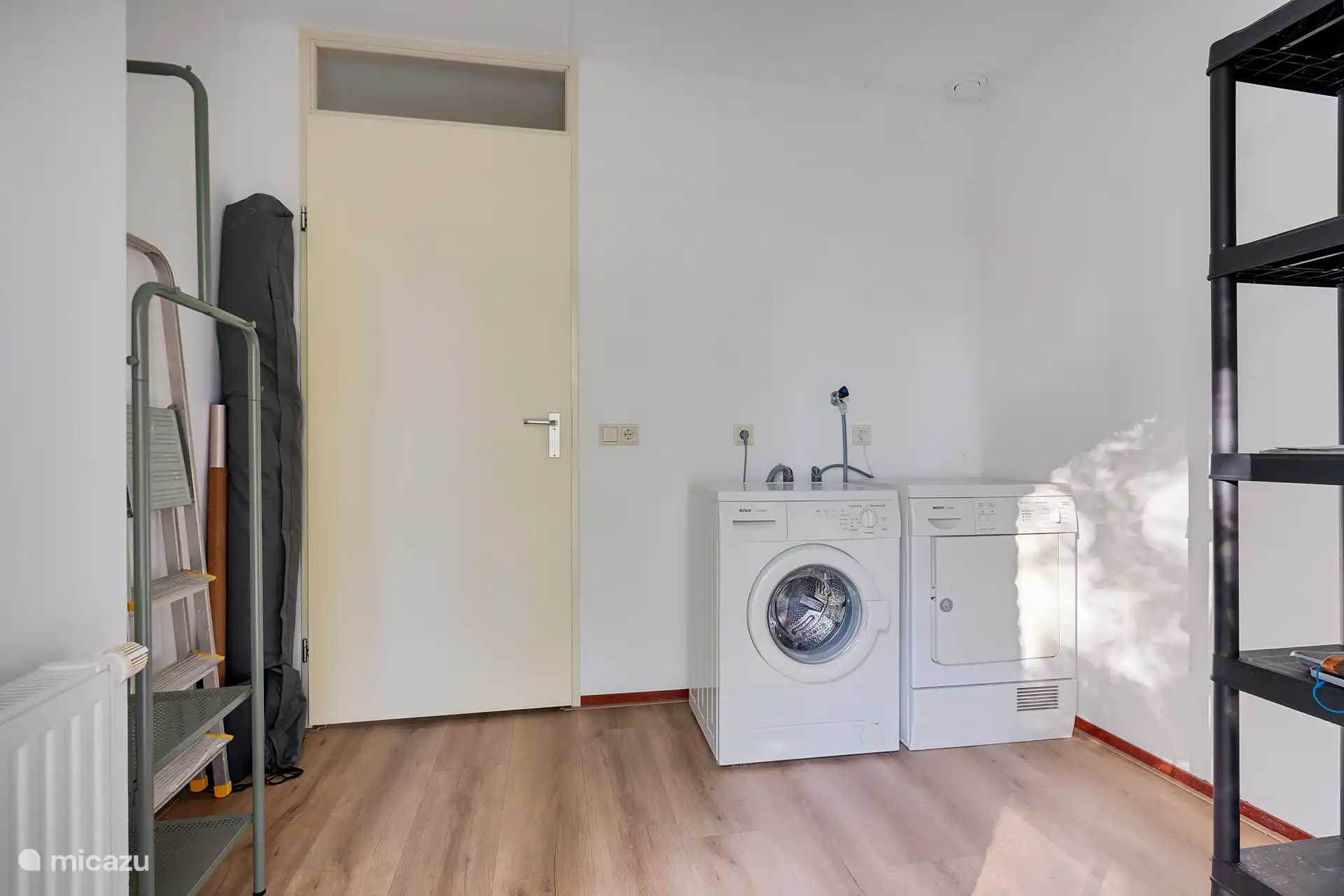 Sala de almacenamiento con lavadora y secadora