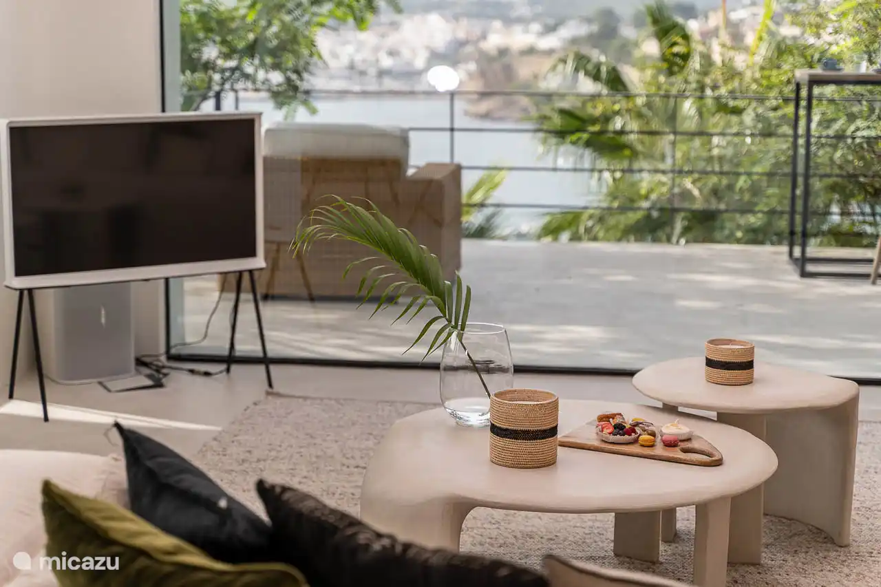 Living room with sofas, TV, speakers, air conditioning, access to terrace, sea view.