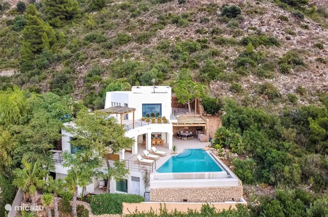 Heated infinity pool, surrounded by a terrace with sun loungers, sofas. Dining room, Gas BBQ.