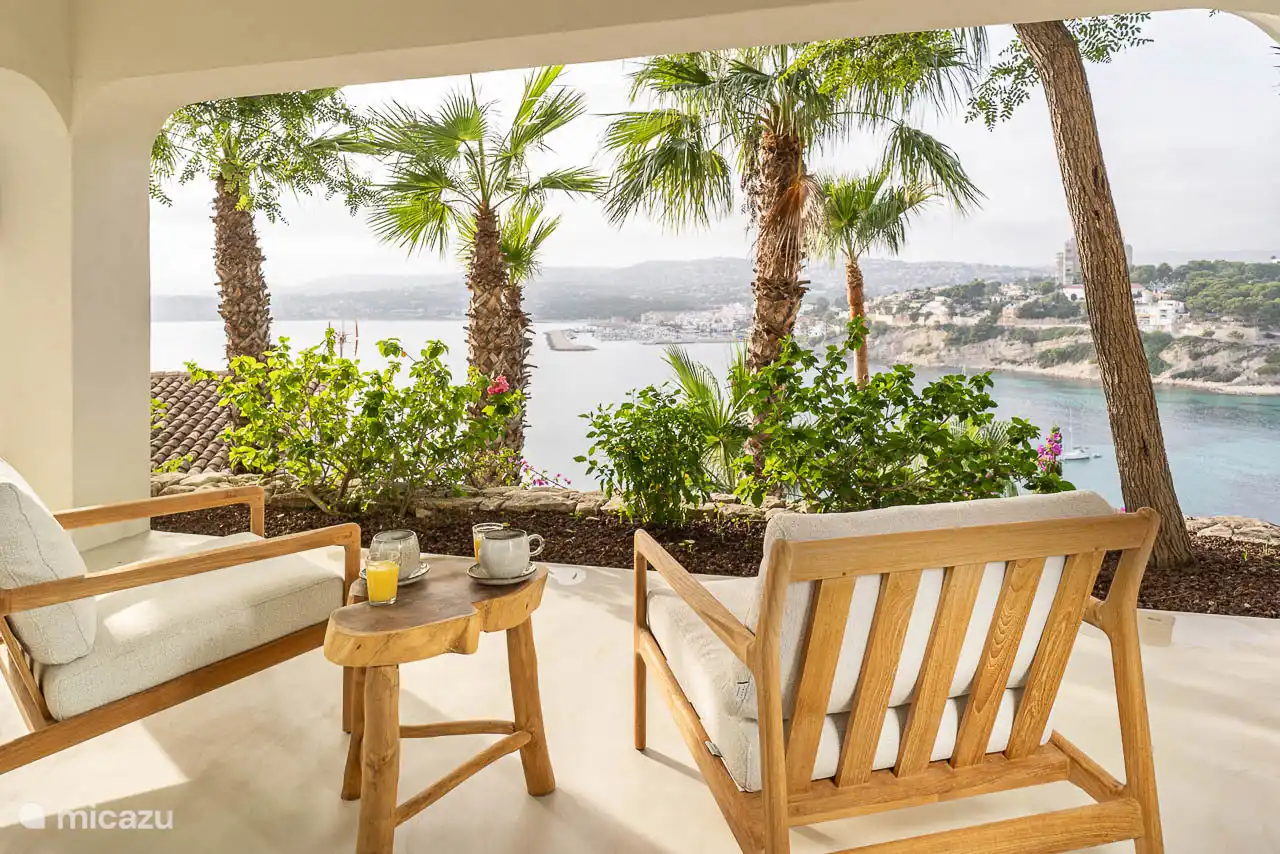 Terrace with sea view.