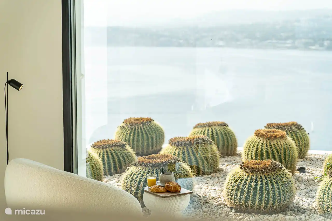 Master bedroom, air conditioning, wardrobes. En-suite bathroom with shower, double sink, hairdryer, towels, products. Terrace access with sea view.