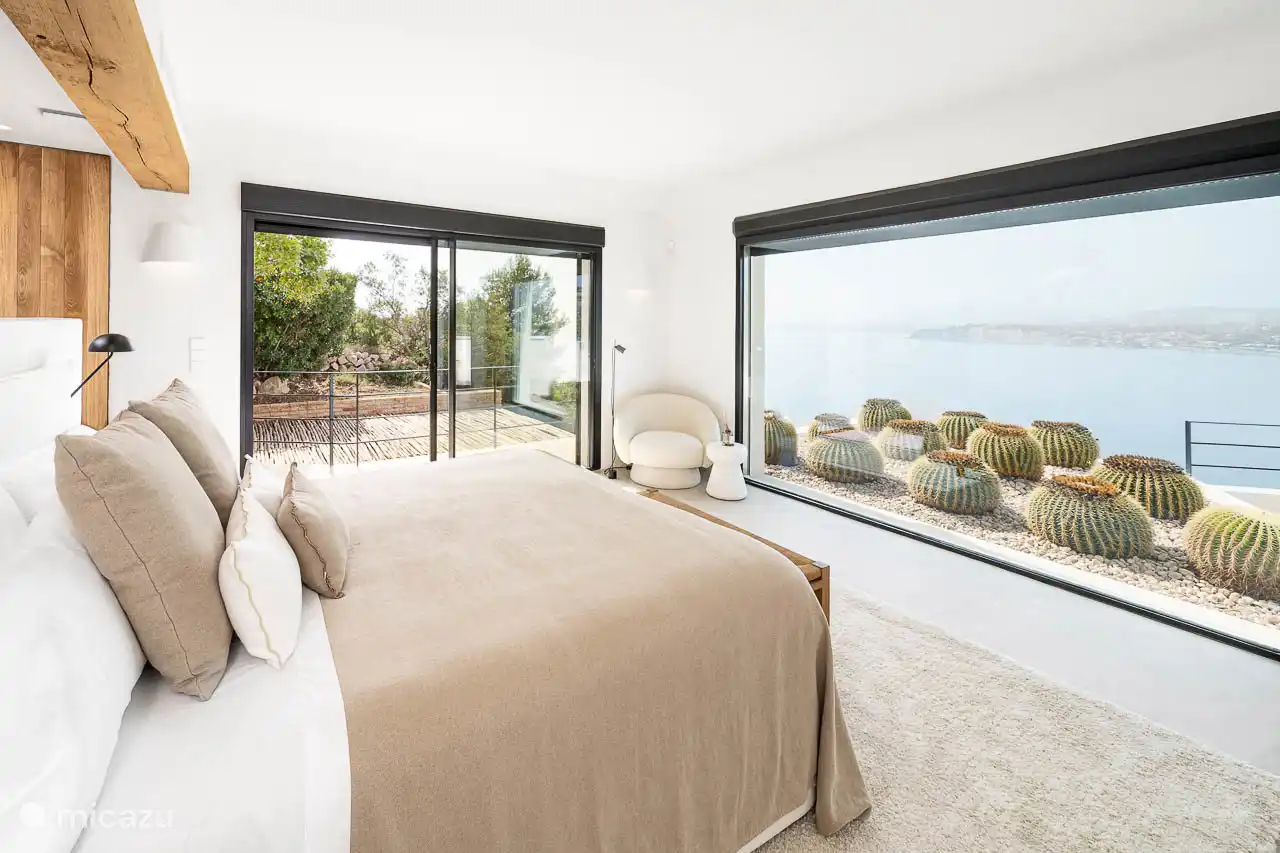 Master bedroom, air conditioning, wardrobes. En-suite bathroom with shower, double sink, hairdryer, towels, products. Terrace access with sea view.