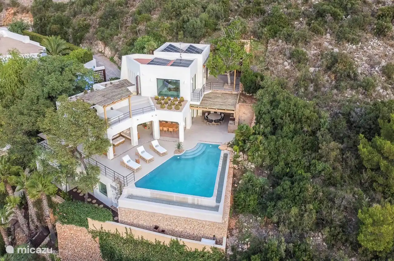 Heated infinity pool, surrounded by a terrace with sun loungers, sofas. Dining room, Gas BBQ.