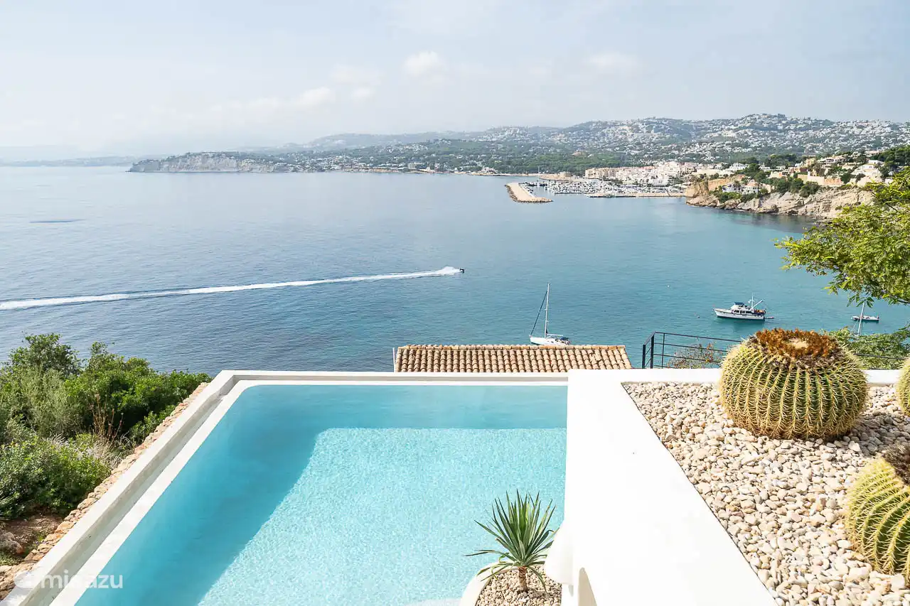 Beautiful swimming pool, sea view, terrace with sun loungers. Outdoor lounge and lounge under the covered terrace. 