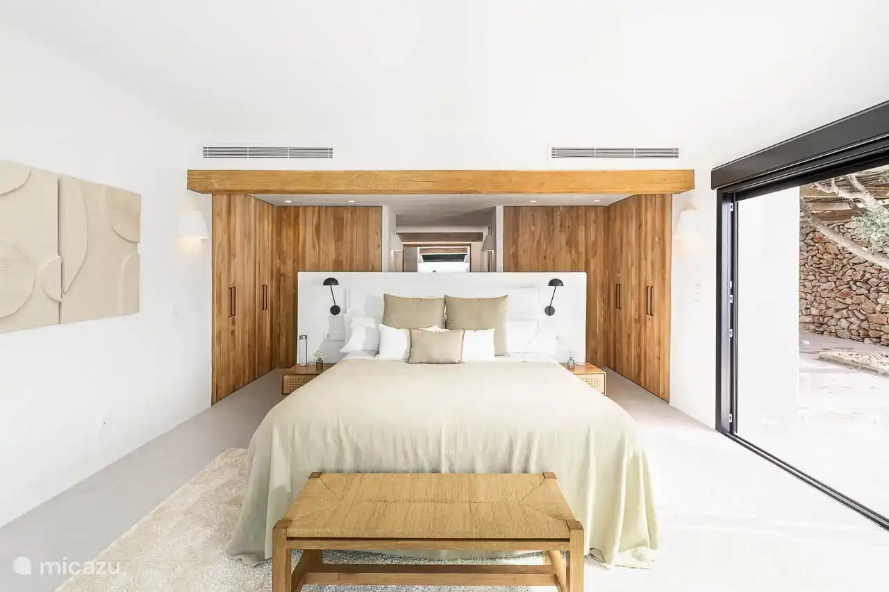 Master bedroom, air conditioning, wardrobes. En-suite bathroom with shower, double sink, hairdryer, towels, products. Terrace access with sea view.