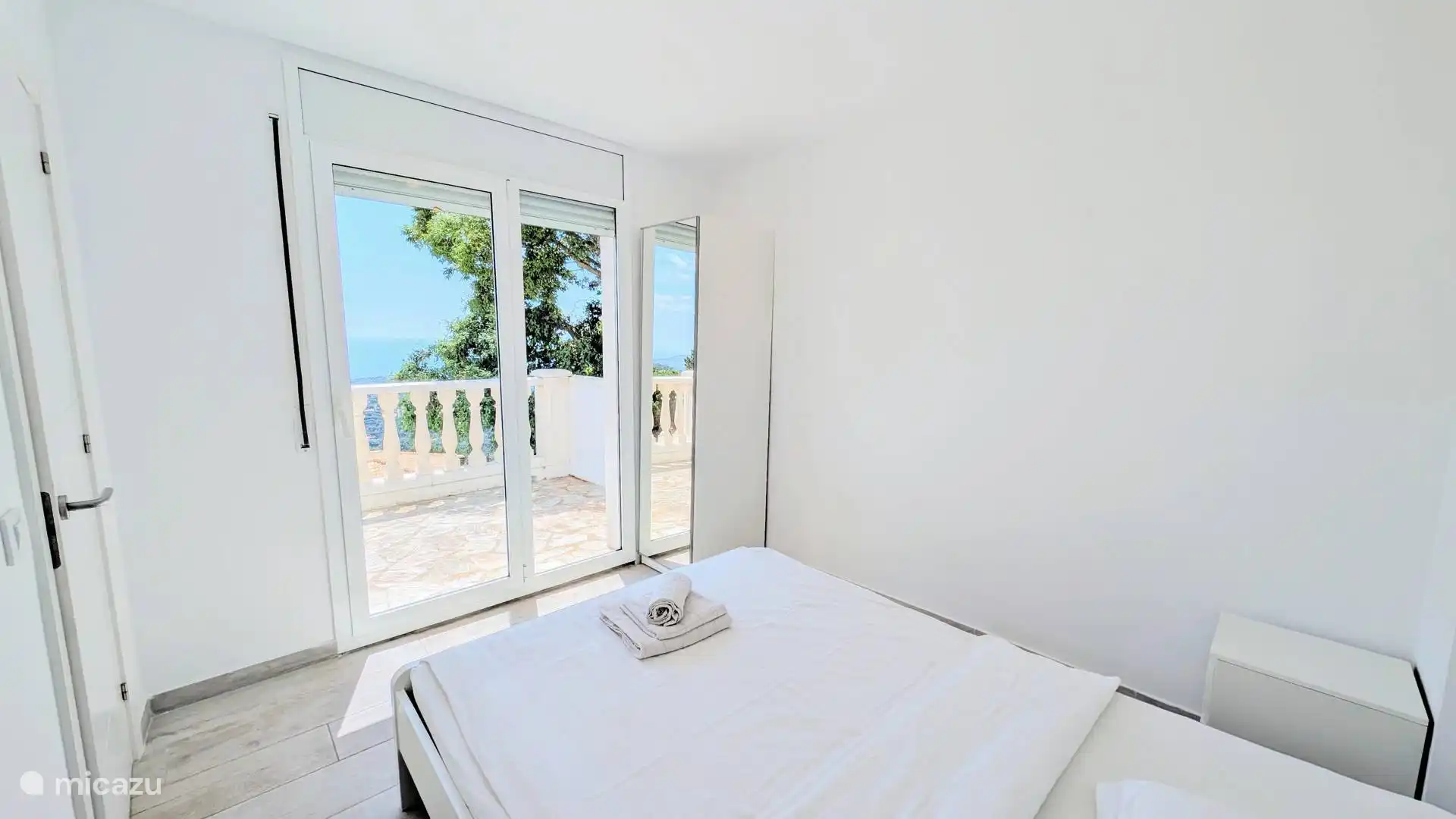 Mit schönen Terrassentüren kann man direkt in den wunderschönen Meeresblick hineingehen