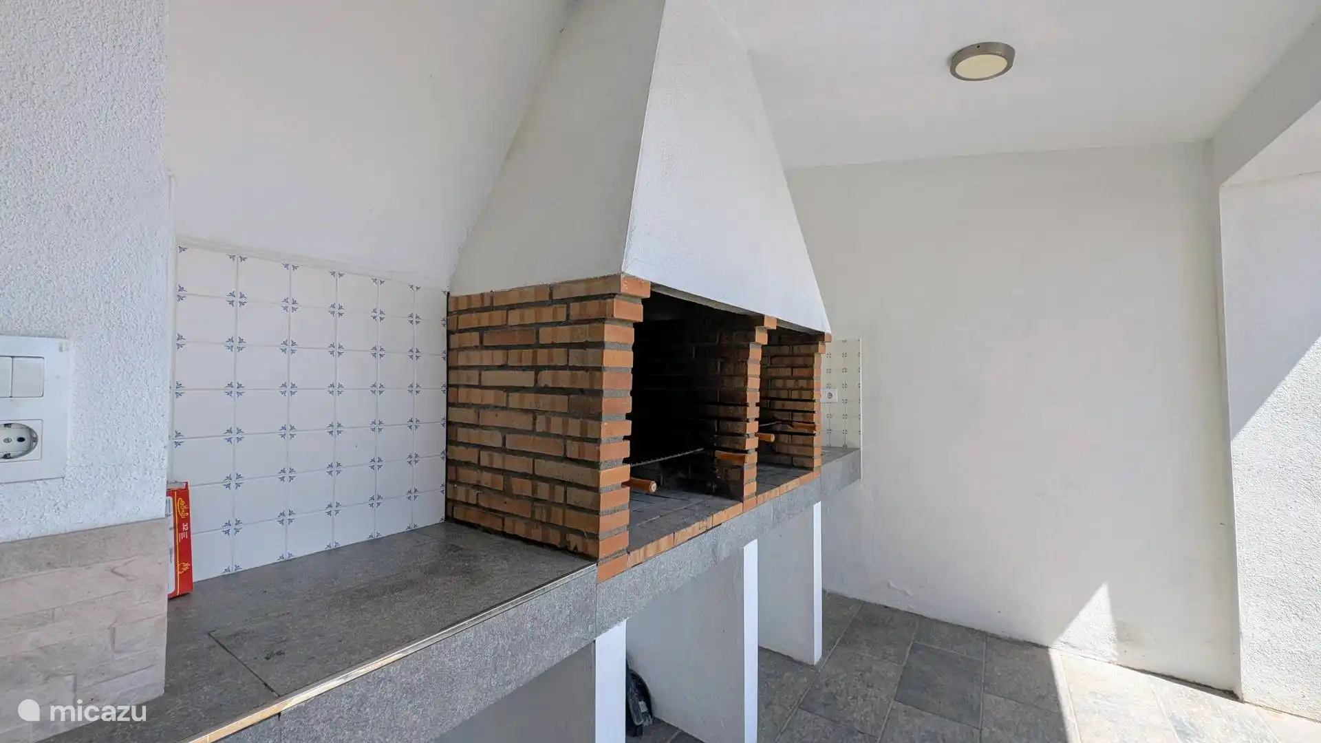 Großer BBQ – Sie erhalten bei Ankunft eine Tüte mit Kohlenstoff. 