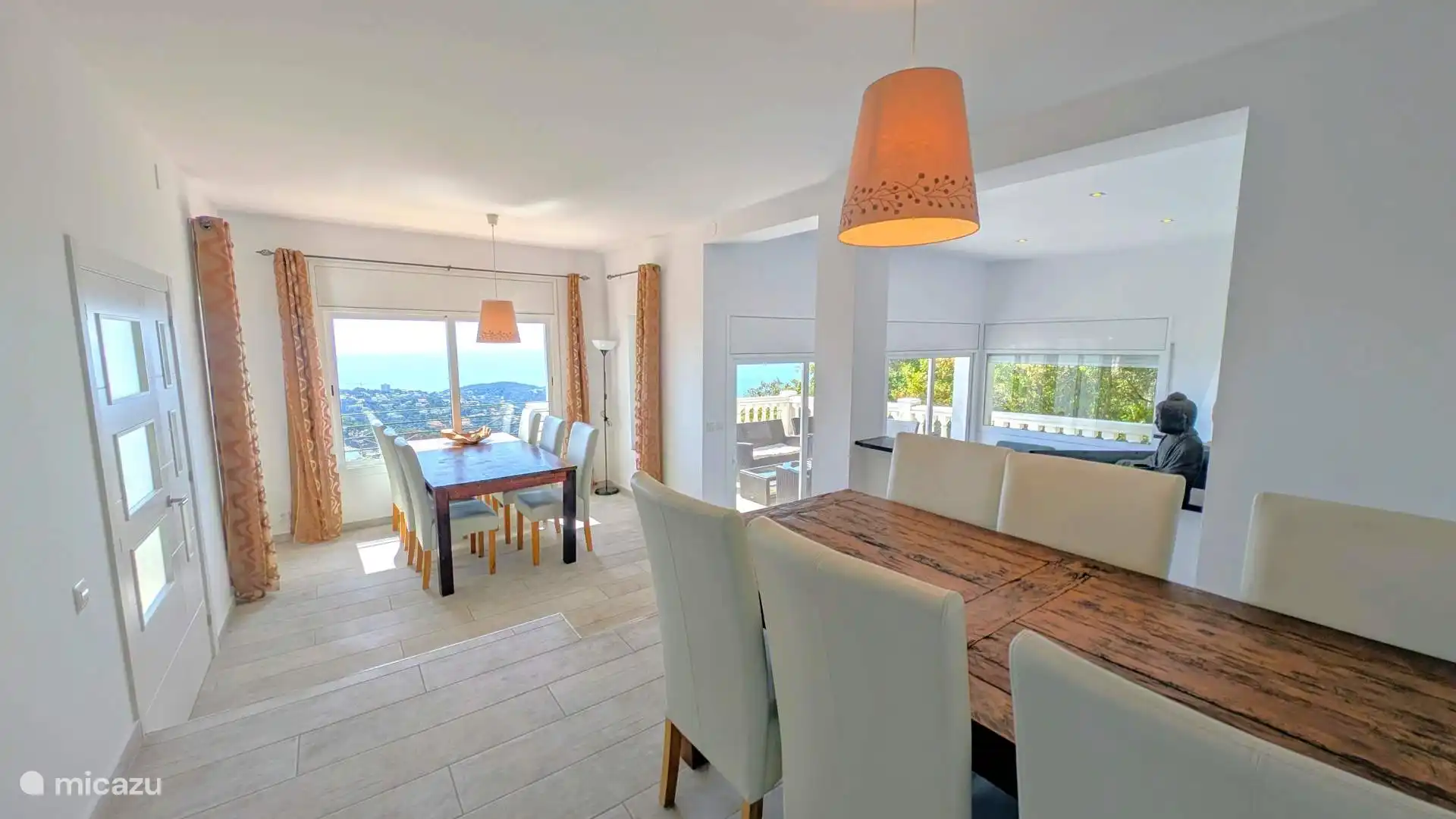 Wohnzimmer mit Essbereich