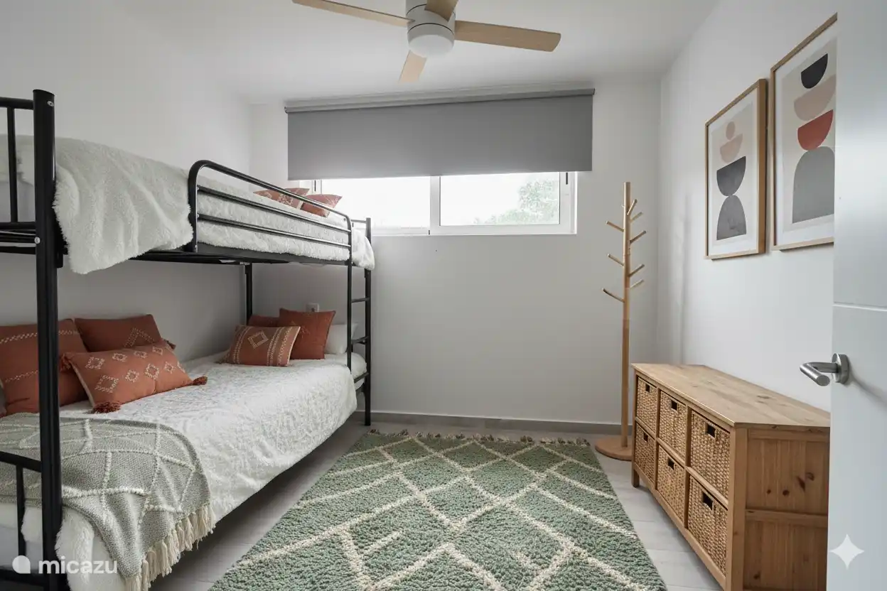 Schlafzimmer 5 ist perfekt für die Kinder in deiner Familie. Gemütlich zusammen in einem Etagenbett. Dieses Schlafzimmer befindet sich ebenfalls im großen Haus im ersten Stock