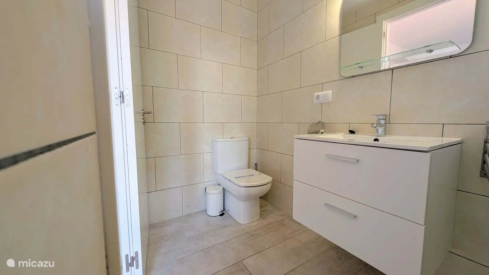 Badezimmer 5 befindet sich im Haupthaus im Erdgeschoss mit Bad an Schlafzimmer 9