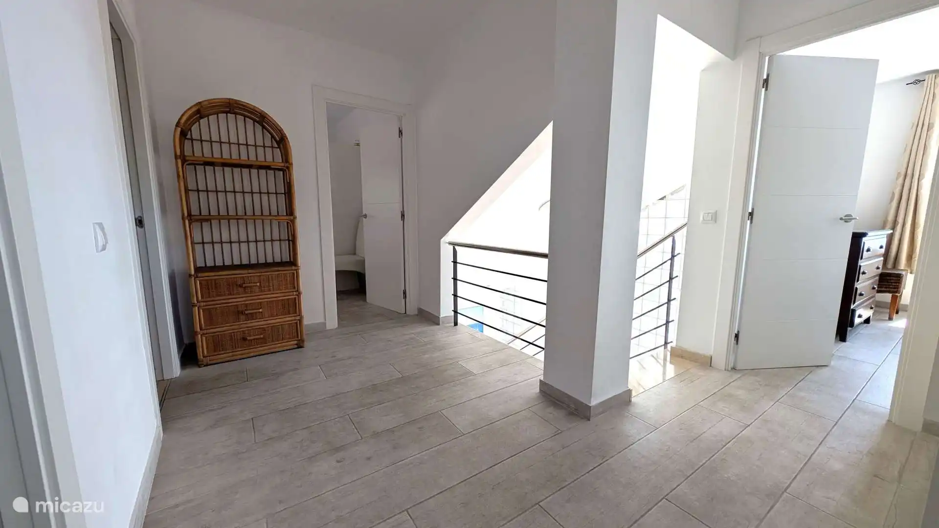 Die Treppe im Flur am Eingang führt in den ersten Stock des großen Hauses, wo sich die Schlafzimmer 2 bis 5 befinden