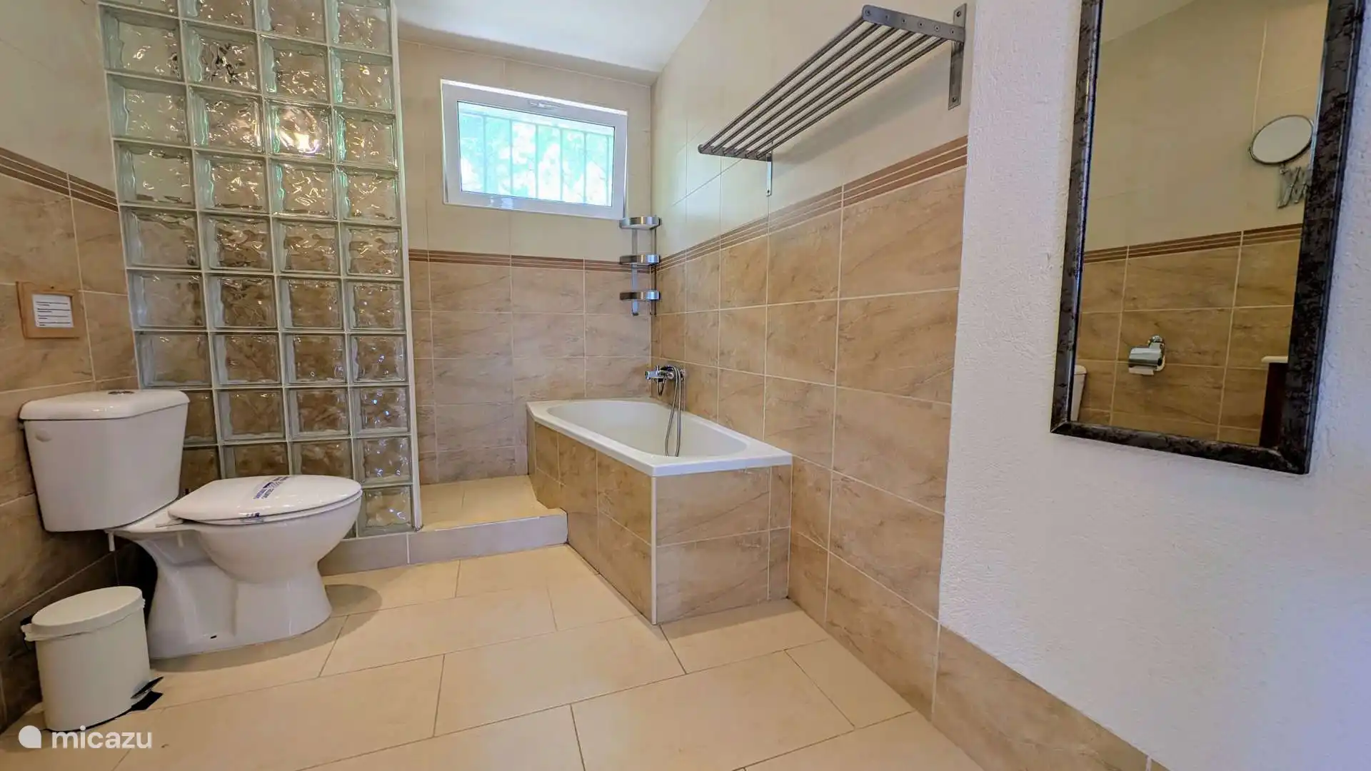 Badezimmer 3 befindet sich im ersten Stock des Hauses und ist für die Gäste der Schlafzimmer 3, 4 und 5