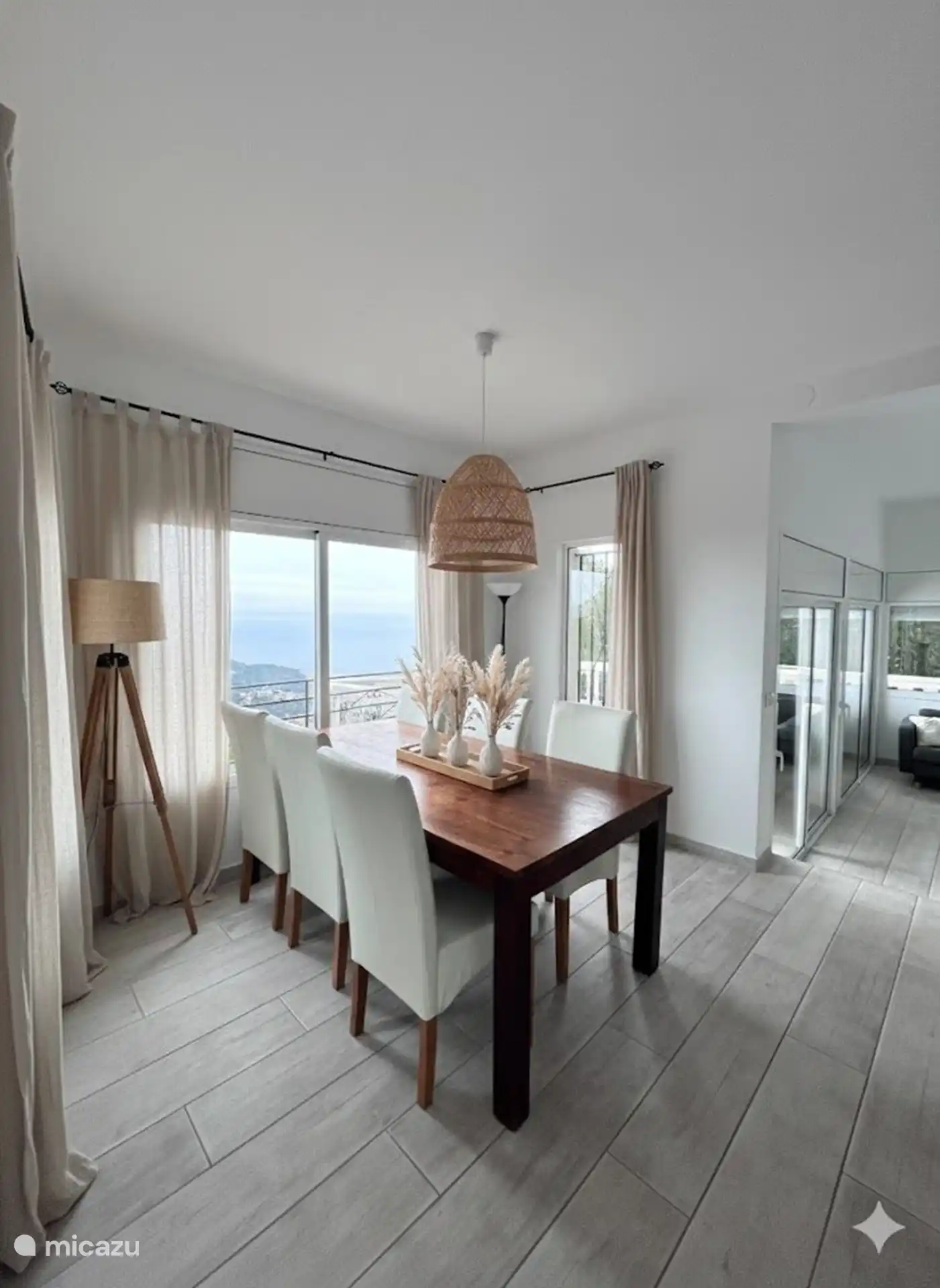 Essbereich in der Nähe des Wohnzimmers