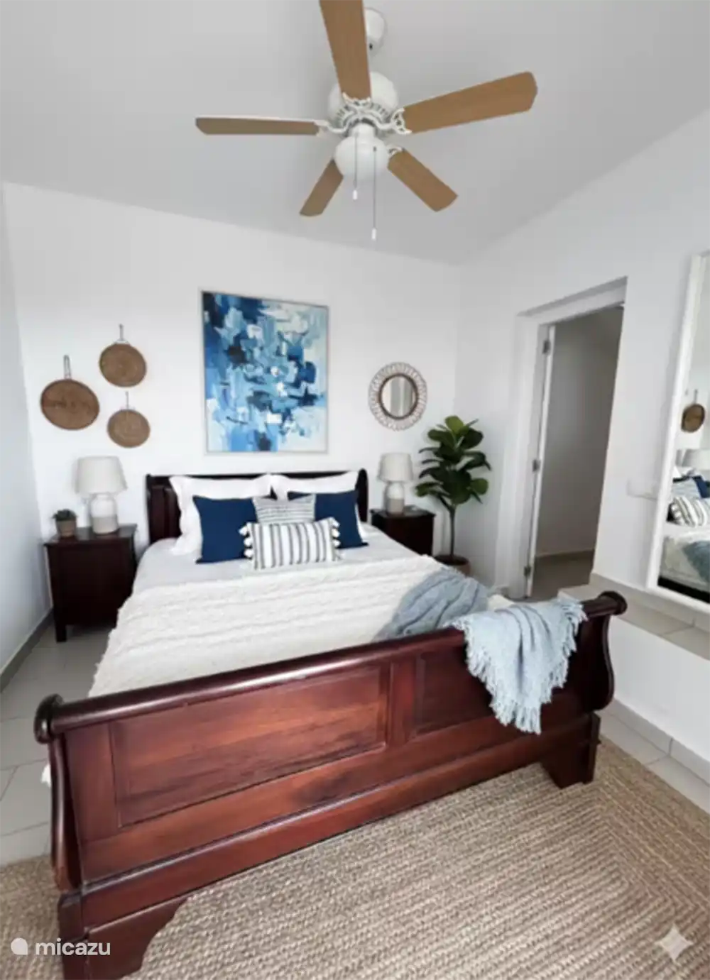 Schlafzimmer 9 befindet sich im Erdgeschoss des großen Hauses. Durch die Terrassentüren erreicht man den Pool ganz einfach!