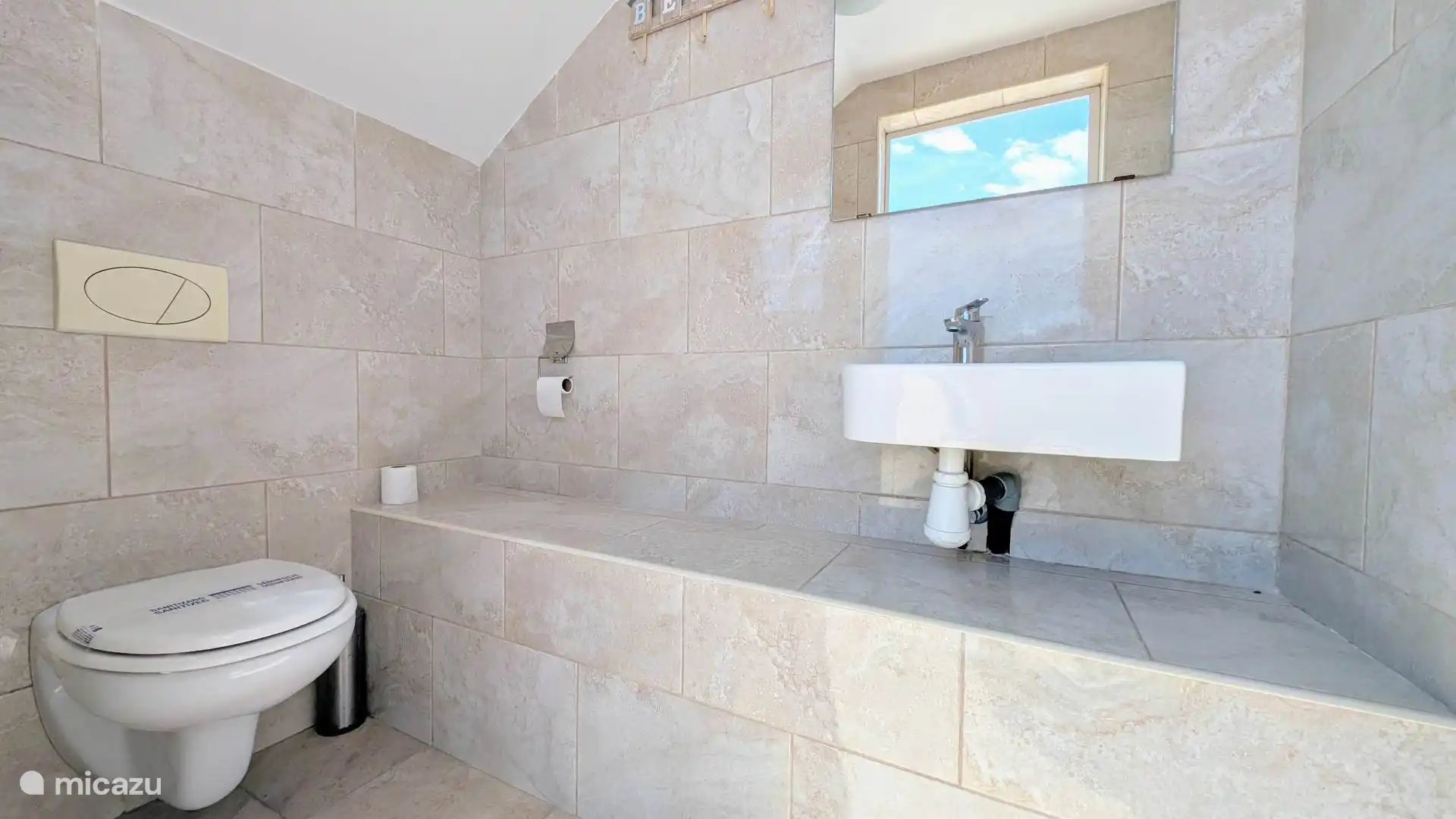 Du findest diesen Toilettenraum am Pool. Perfekt, dass man nicht mit nasser Badesache ins Haus gehen muss, um die Toilette zu benutzen!