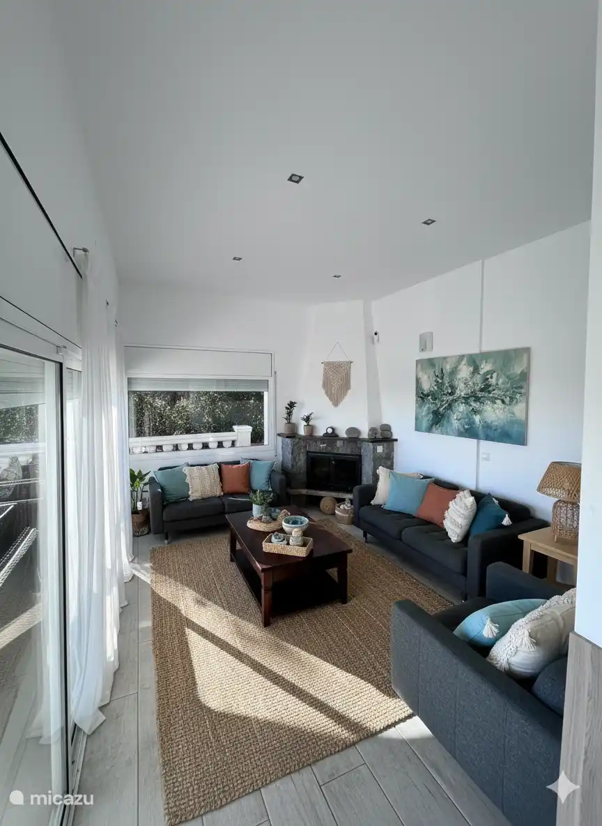 Geräumiges Wohnzimmer mit einem angrenzenden schönen Balkon