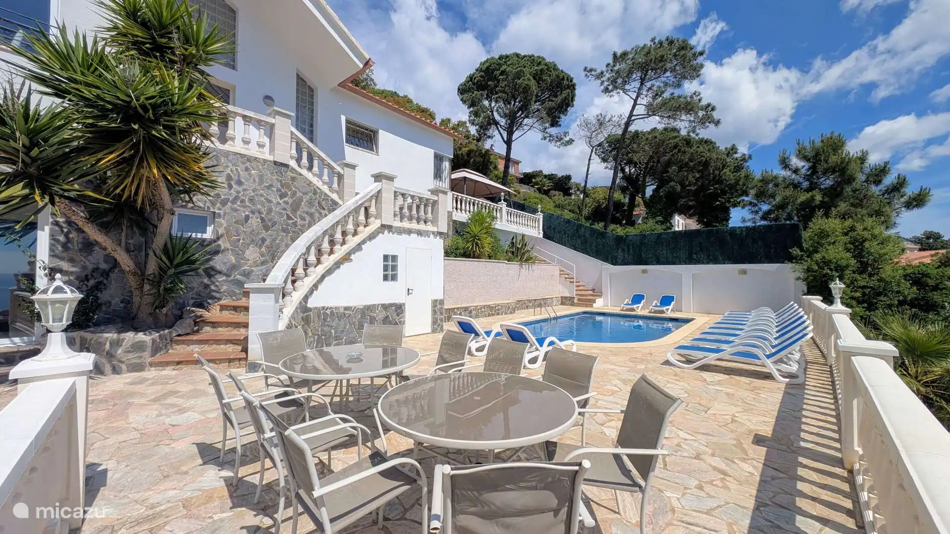 Außerdem gibt es verschiedene Sitzbereiche am Schwimmbad. Es wird zwei große Regenschirme geben!