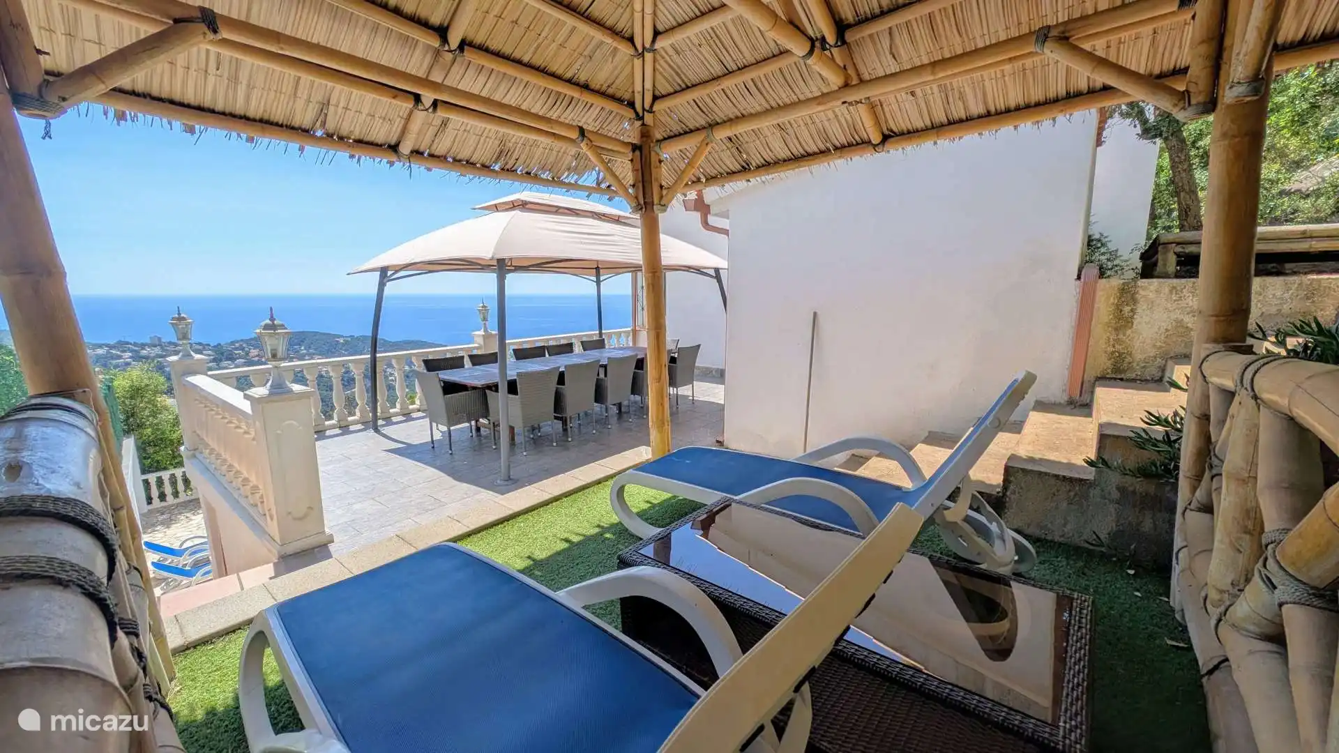 BBQ-Bereich mit großem Esstisch