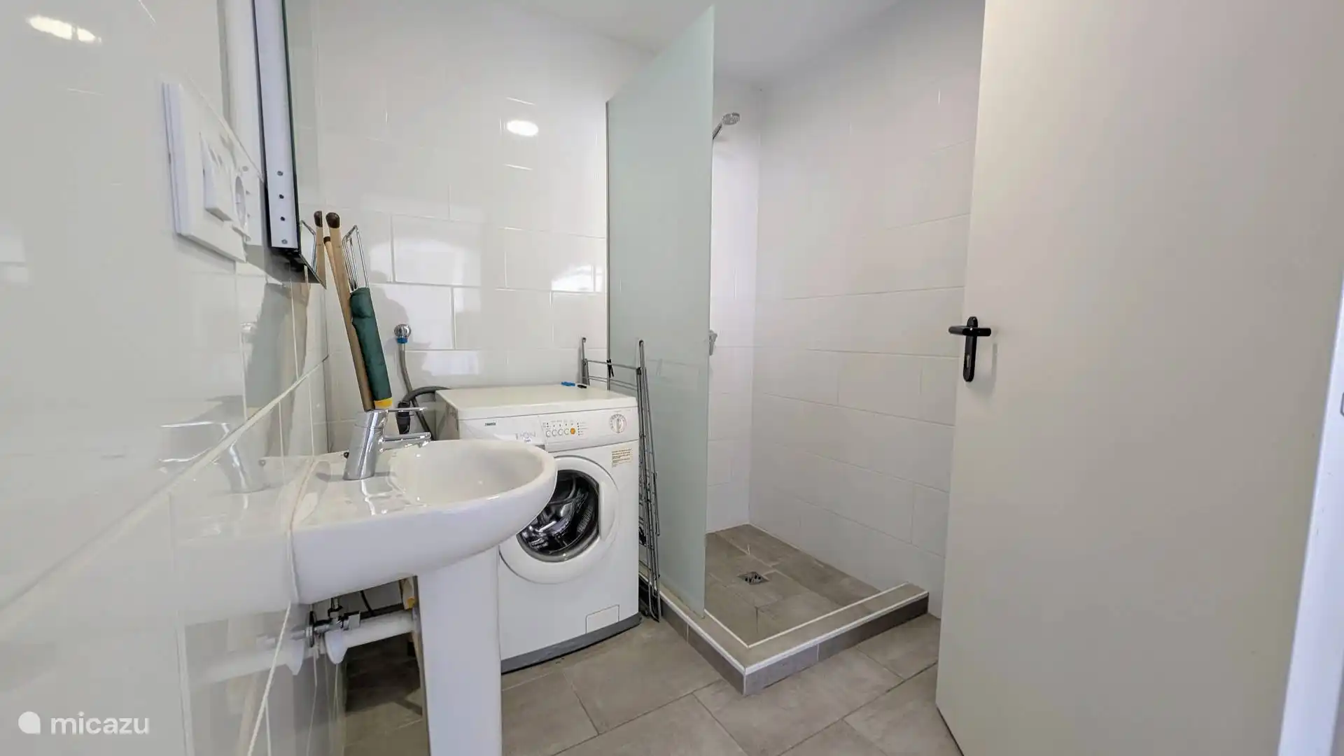 An der Seite des Grillbereichs findest du die Waschmaschine und eine weitere Dusche mit Waschbecken