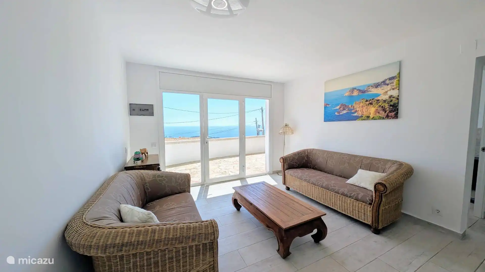 Wohnzimmer 2 befindet sich im kleinen Casita-Bereich, wie wir ihn nennen. Hinten links befindet sich das Badezimmer mit einem Schlafzimmer gegenüber. Insgesamt bietet diese Casita Platz für 4–6 Personen