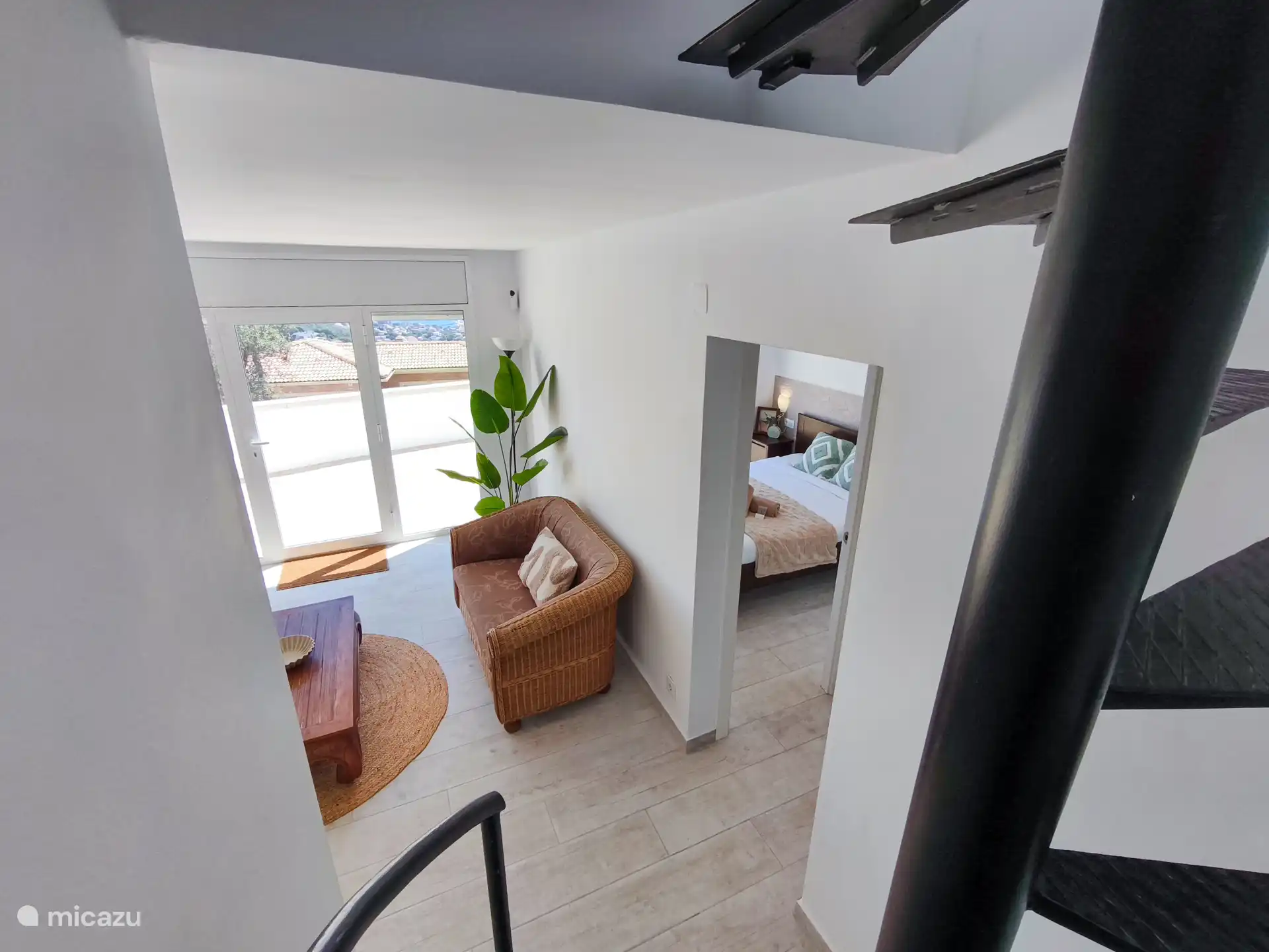 Über die Wendeltreppe gelangen Sie in den ersten Stock der Casita