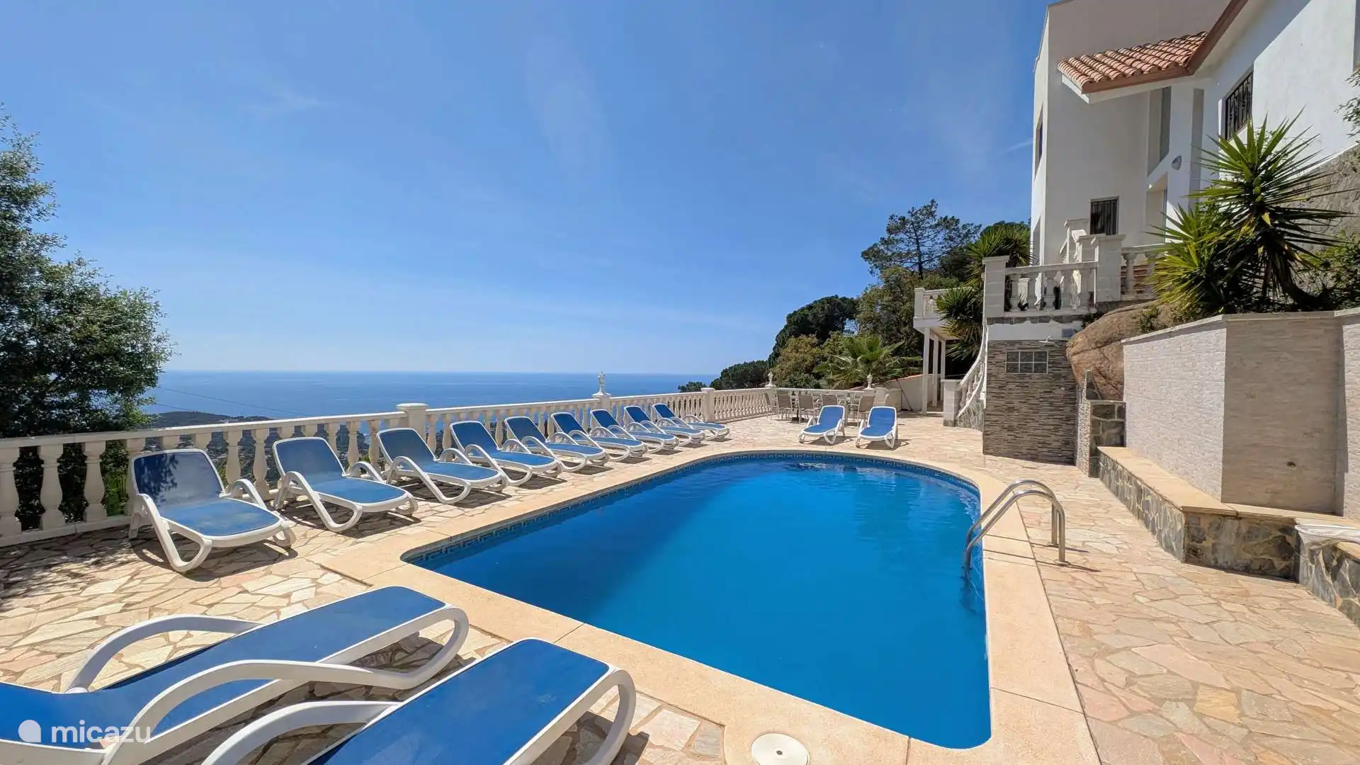 Wunderschönes großes privates Schwimmbad mit Panoramablick auf das Meer