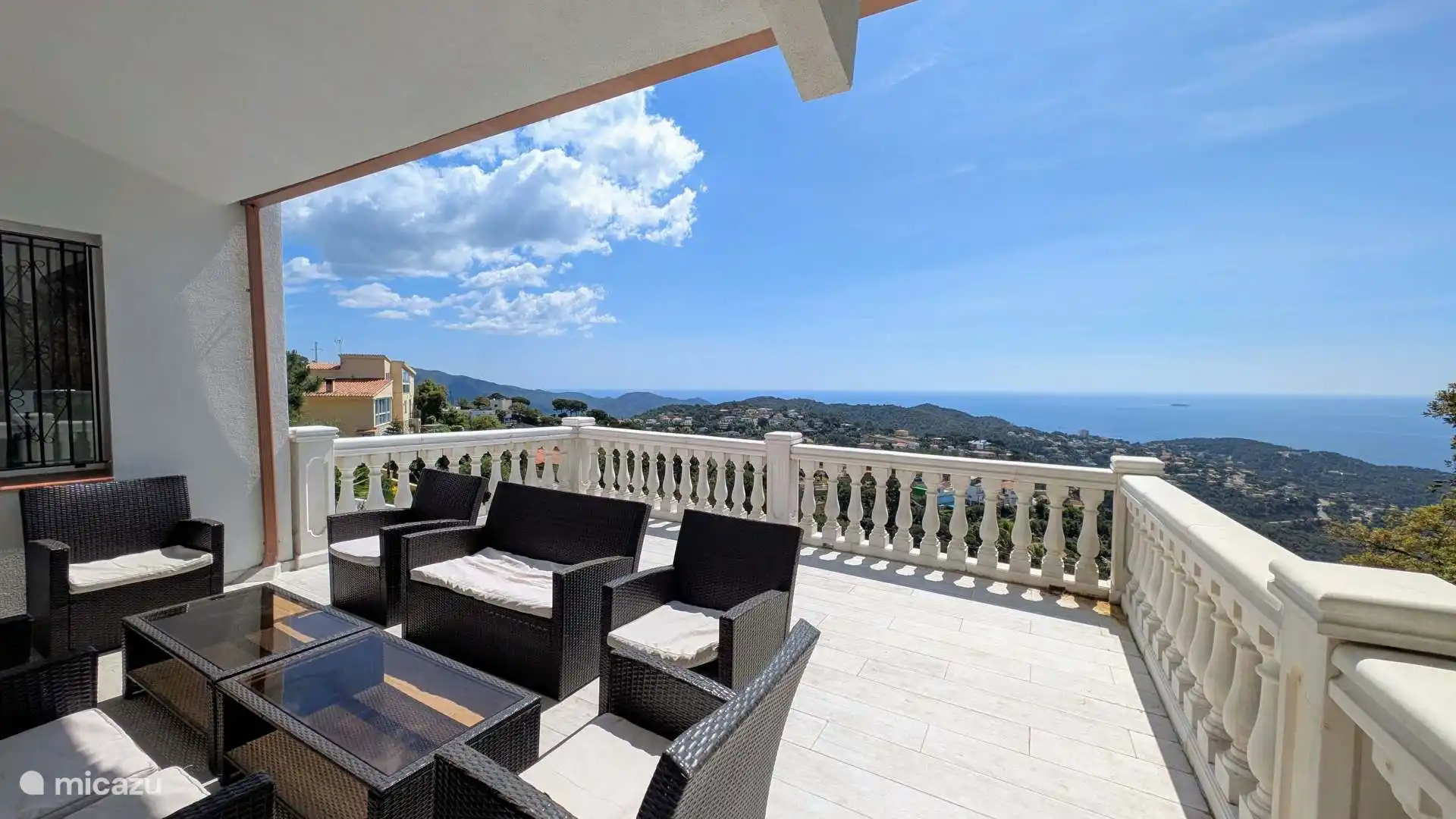 Geräumiger Balkon mit Lounge, um die aufgehende Sonne am Morgen zu genießen