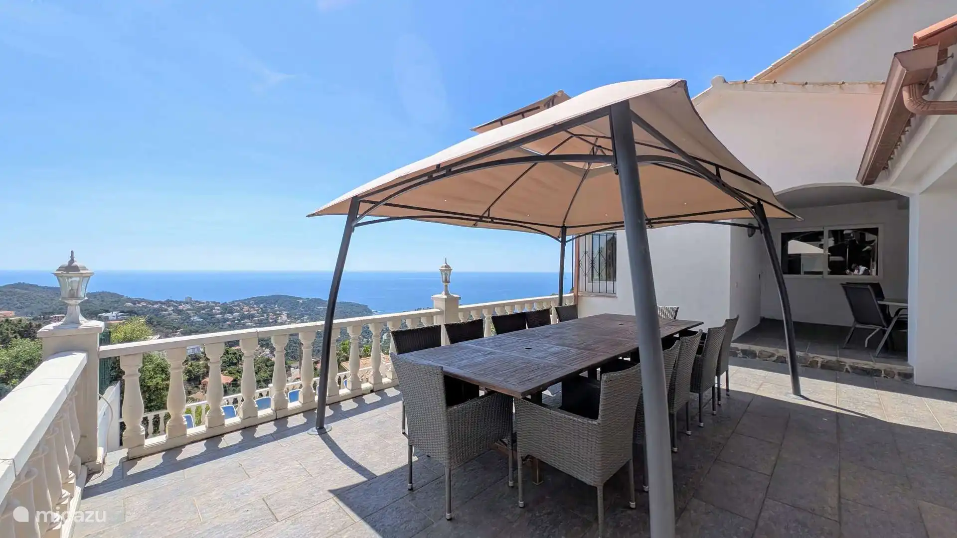 Grillbereich – großer Esstisch für die ganze Gruppe